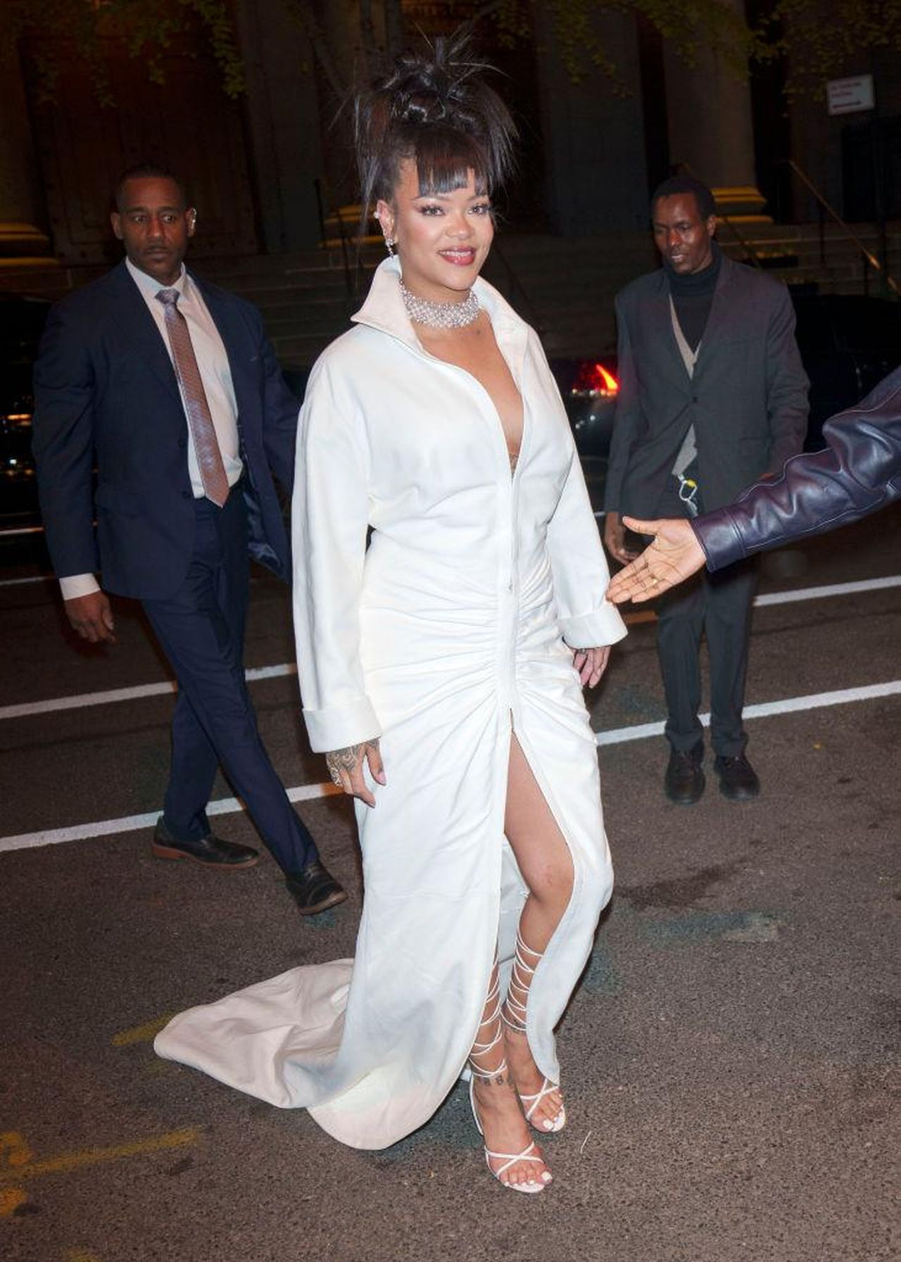 Rihanna_e_il_suo_nuovo_look_per_Fenty_Beauty_uXIEsjqNV1 - Confidenze24 source:bossip - Rihanna e il suo nuovo look per Fenty Beauty - Avvistamenti di celebrità a New York City - 04 dicembre 2024