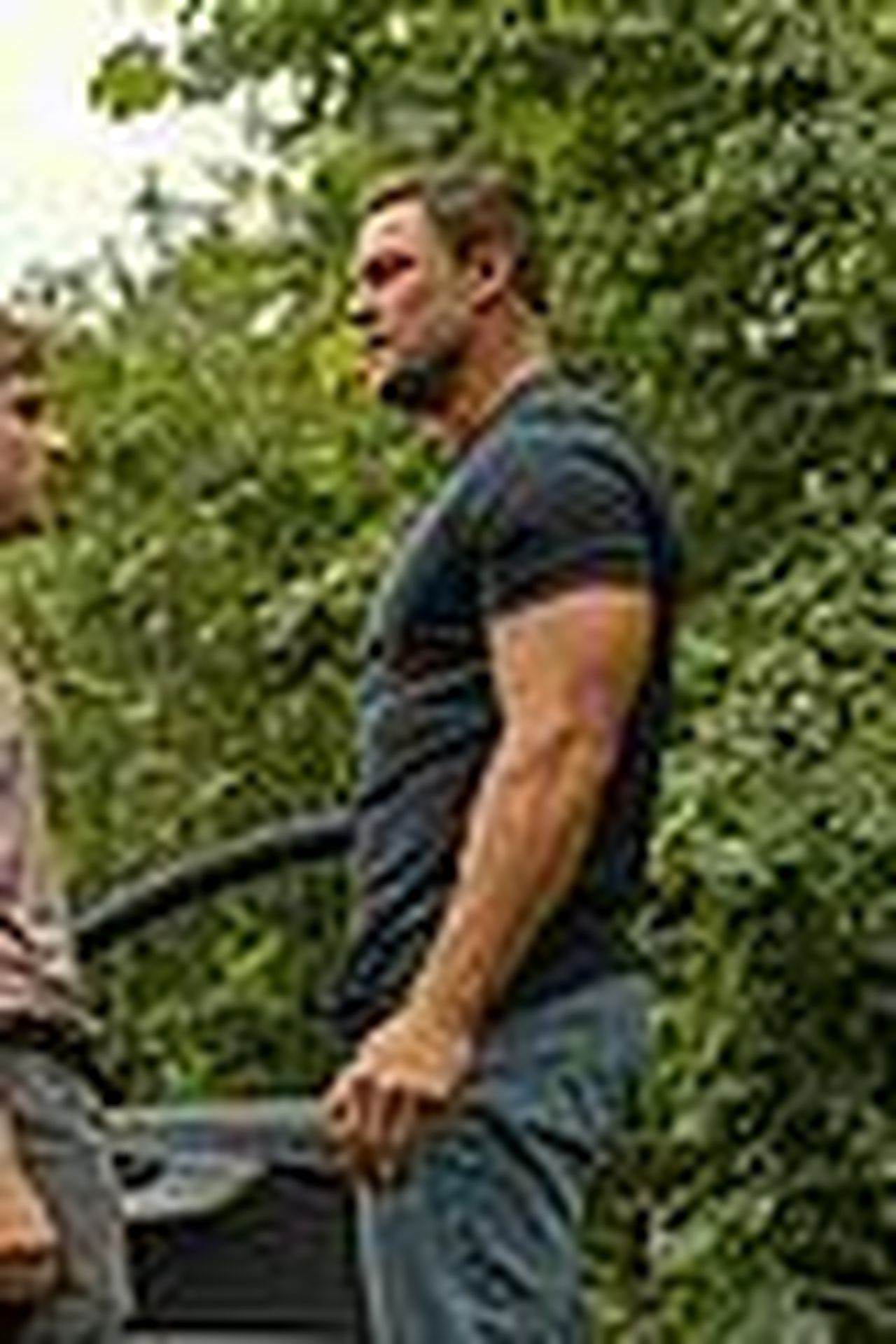 Ritorno_di_Alan_Ritchson_e_nuovi_volti_8O6e1Plpe0 - Confidenze24 source:justjared - Ritorno di Alan Ritchson e nuovi volti - reacher stagione tre trailer 09