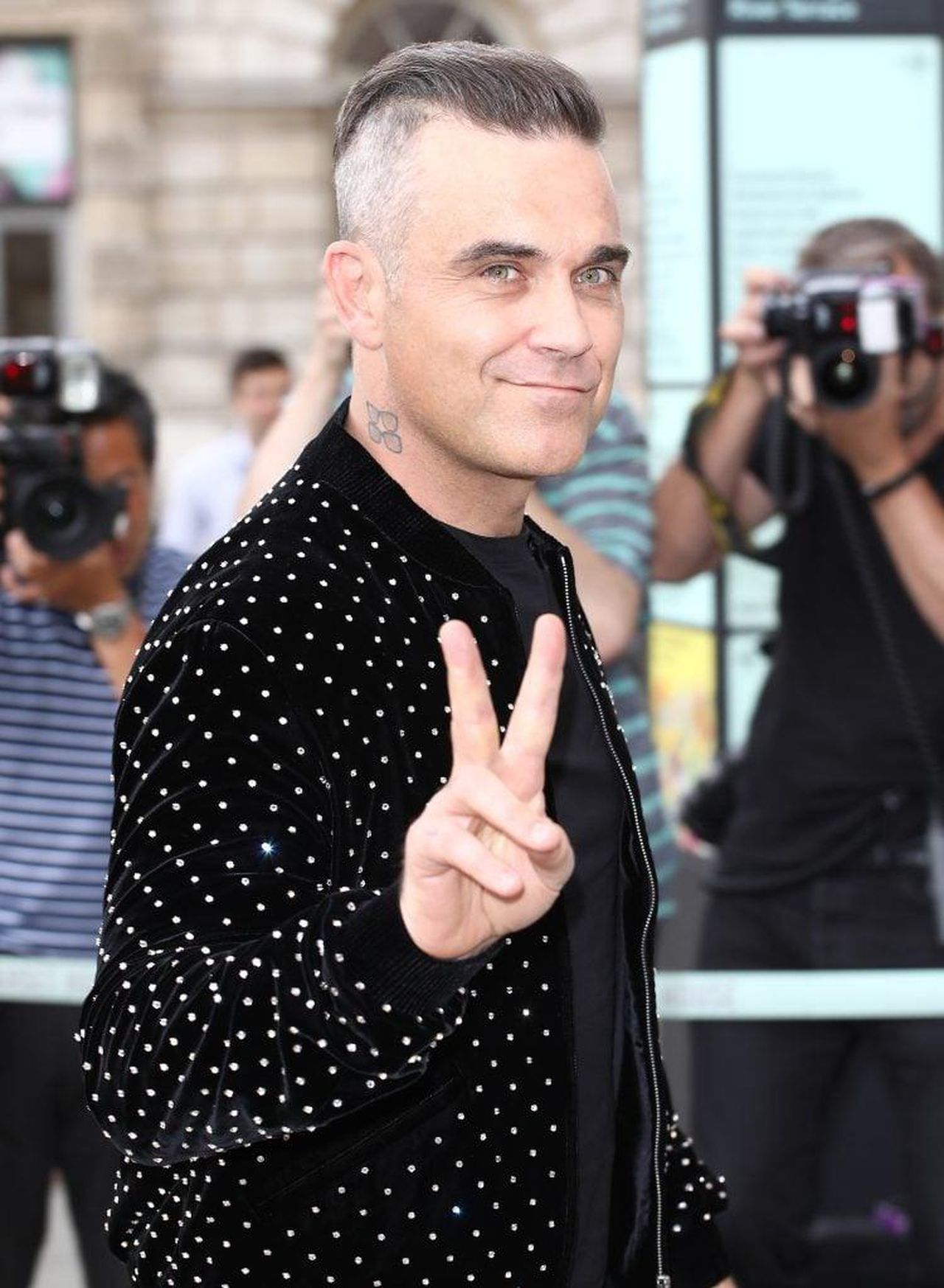 Robbie_Williams__appassionato_di_UFO_wExsCb2w8k - Confidenze24 source:thehollywoodgossip - Robbie Williams è appassionato di UFO - Robbie Williams partecipa al lancio di 'The X Factor' nel 2018 a Londra.
