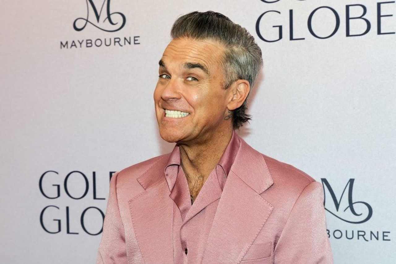 Robbie_Williams__stato_un_membro_dei_Take_That_Z84JMSuPqD - Confidenze24 source:thehollywoodgossip - Robbie Williams è stato un membro dei Take That - Robbie Williams partecipa alla celebrazione dei primi candidati ai Golden Globe il 17 dicembre 2024 a Beverly Hills, California.