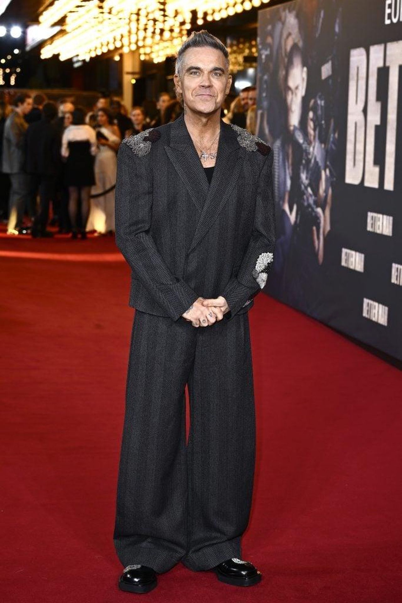 Robbie_Williams_ha_pubblicato_12_album_da_solista_ccVREyMu6T - Confidenze24 source:thehollywoodgossip - Robbie Williams ha pubblicato 12 album da solista - Robbie Williams partecipa alla premiere europea di 'Better Man' il 27 novembre 2024 a Londra.