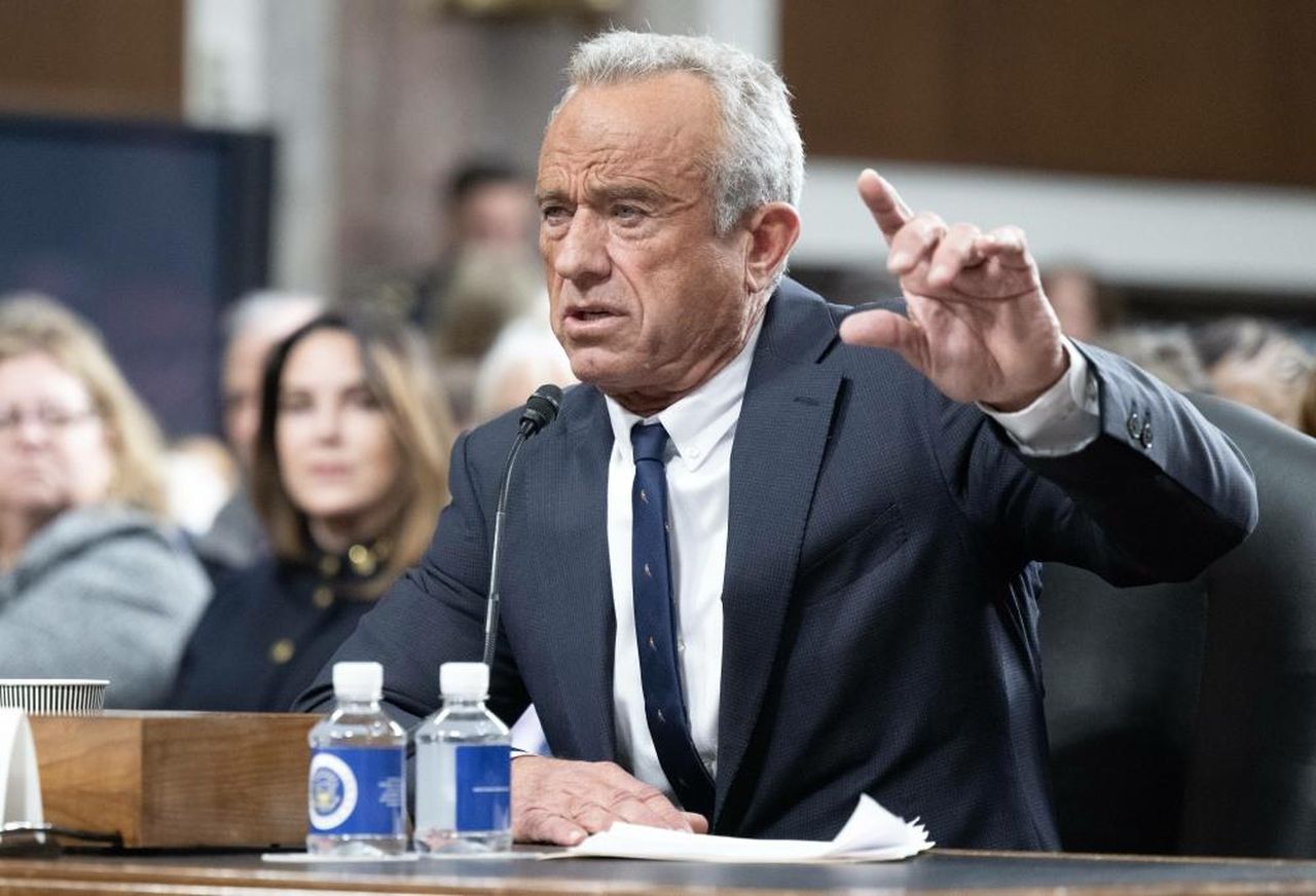 Robert_Kennedy_Jr_e_la_sua_udienza_al_Senato_d8KYbMJBKI - Confidenze24 Robert Kennedy Jr. e la sua udienza al Senato - Robert Kennedy Jr. durante l'udienza
