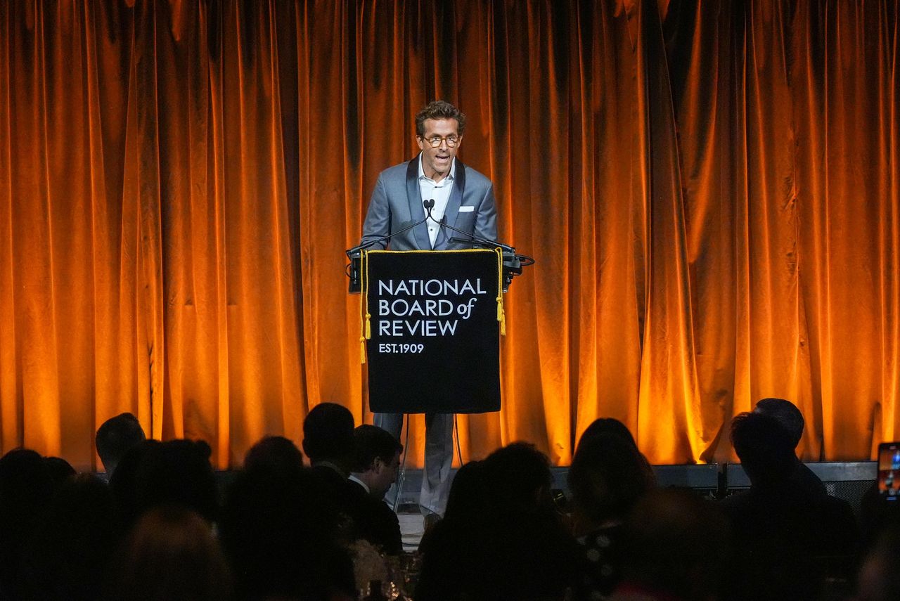 source:sheknows - Ryan Reynolds al National Board of Review Gala - Ryan Reynolds parla sul palco al National Board of Review Gala