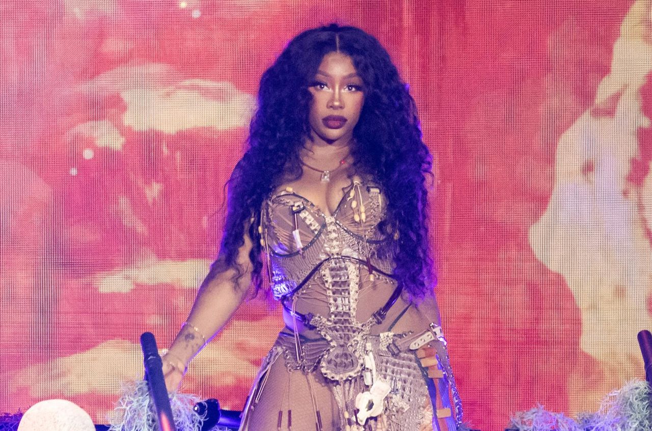 SZA_onora_Mac_Miller_YD2bSbY8AP - Confidenze24 source:billboard - SZA onora Mac Miller - SZA si esibisce al Glastonbury Festival 2024