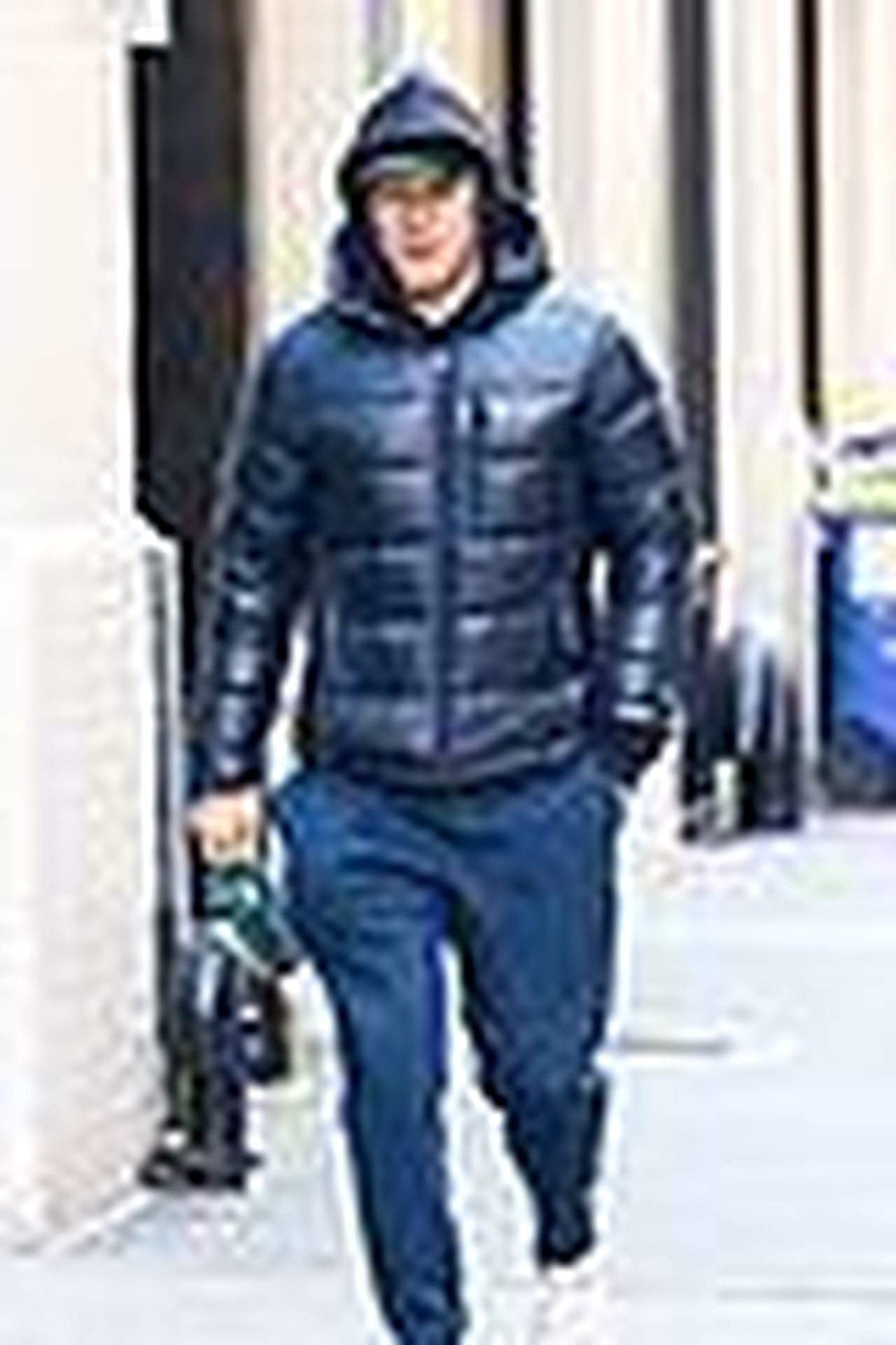 Sam_Heughan_si_allena_a_New_York_kRu0UEib7K - Confidenze24 source:justjared - Sam Heughan si allena a New York - Sam Heughan in strada