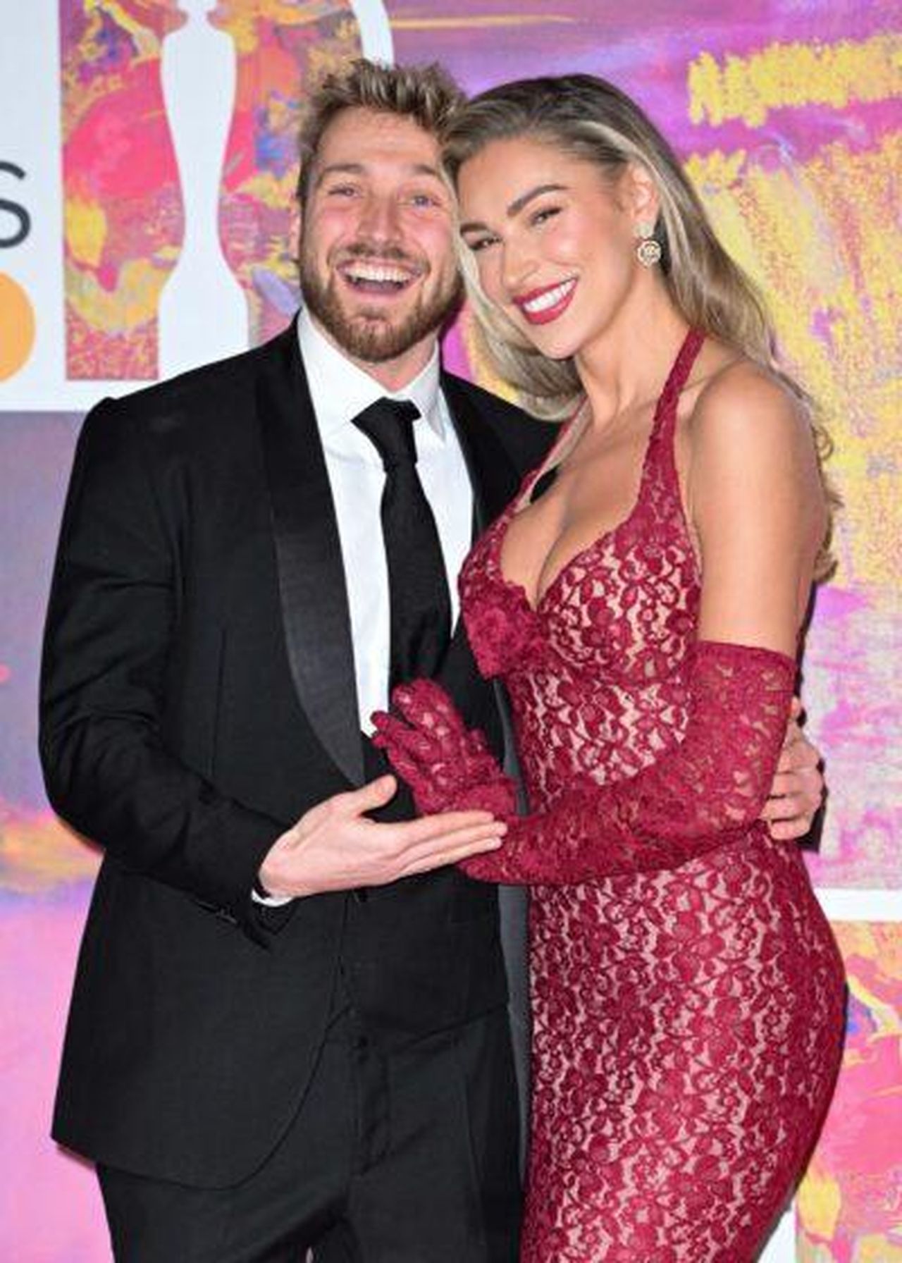 Sam_Thompson_e_Zara_McDermott_si_sono_lasciati_iWD1oWhECf - Confidenze24 source:entertainmentdaily - Sam Thompson e Zara McDermott si sono lasciati - Sam Thompson e Zara McDermott sul red carpet insieme