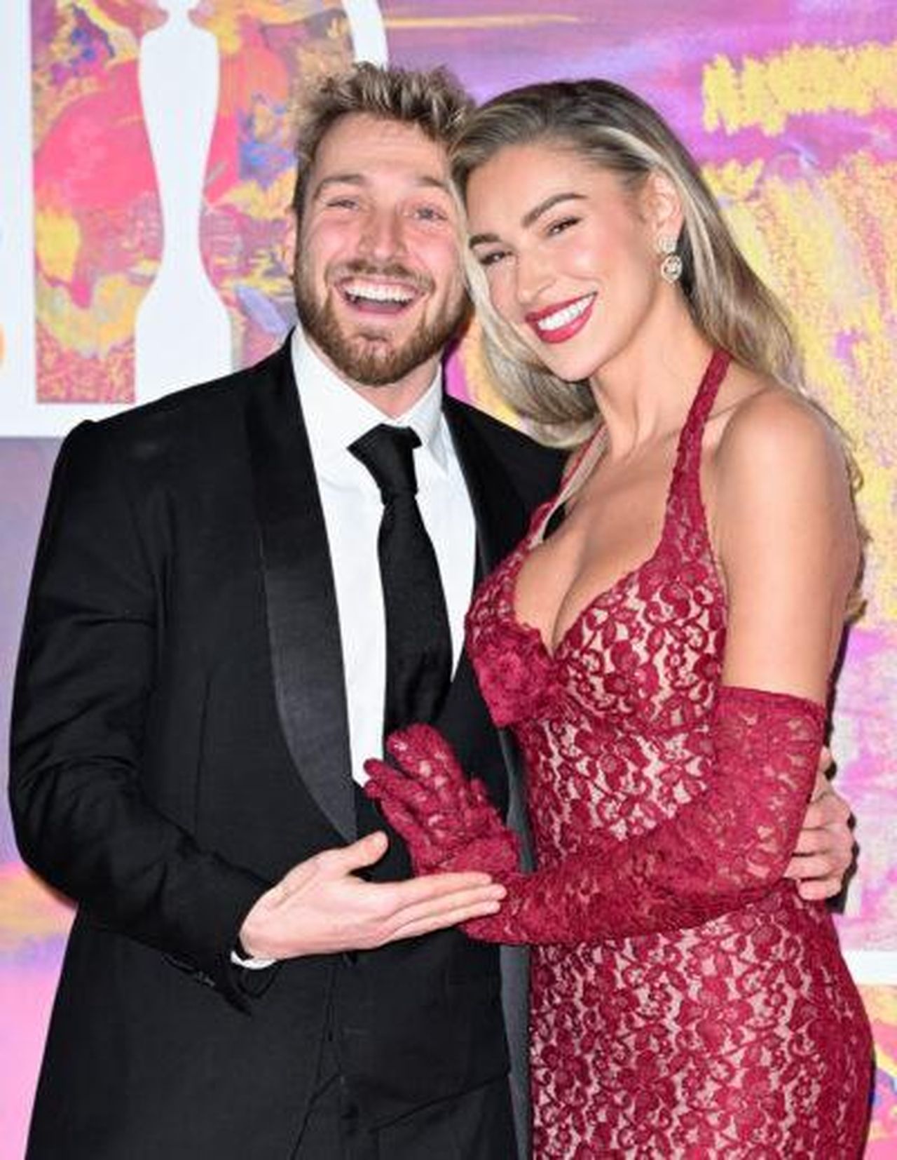 Sam_Thompson_lascia_il_Regno_Unito_dopo_la_rottura_con_Zara_McDermott_uByQQc8yDh - Confidenze24 source:entertainmentdaily - Sam Thompson lascia il Regno Unito dopo la rottura con Zara McDermott - Sam e Zara sorridenti