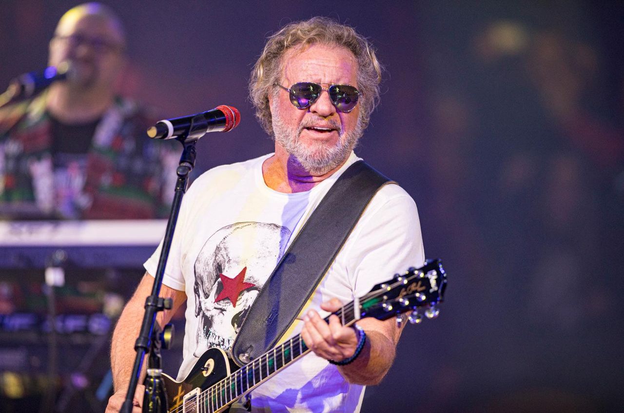 Sammy_Hagar_e_la_Vita_da_Tour_XbOasH6VGj - Confidenze24 source:billboard - Sammy Hagar e la Vita da Tour - Sammy Hagar si esibisce sul palco