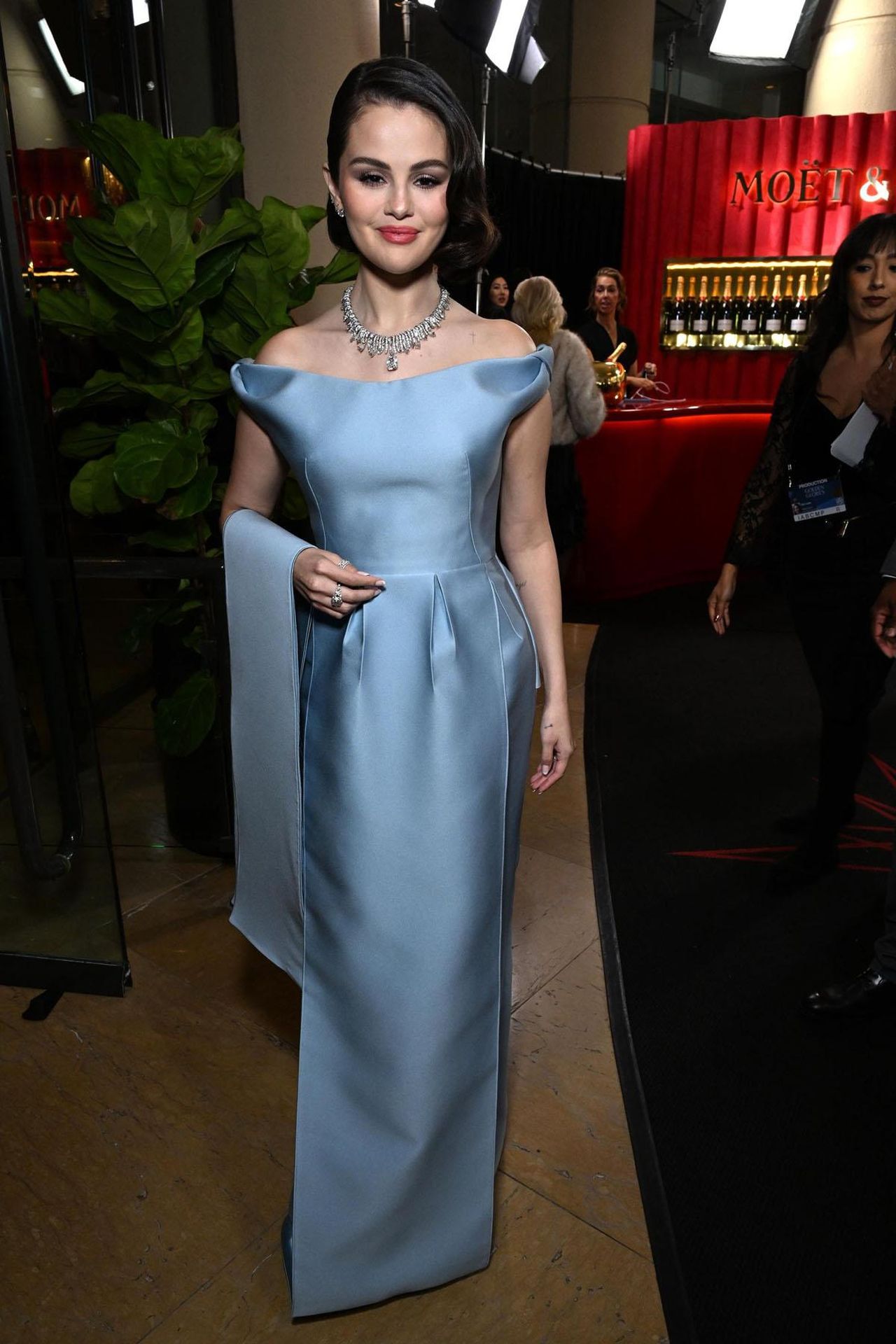 Selena_Gomez_e_il_suo_outfit_ATa4DS1tZK - Confidenze24 source:celebitchy - Selena Gomez e il suo outfit - Selena Gomez ai Golden Globes 2025