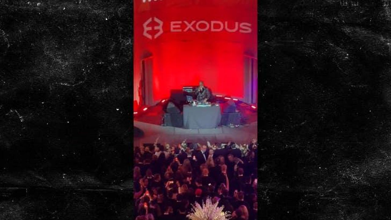 Snoop_Dogg_si_esibisce_al_Crypto_Ball_zorCvlG04f - Confidenze24 source:allcelebrities - Snoop Dogg si esibisce al Crypto Ball - Snoop Dogg si esibisce al Crypto Ball