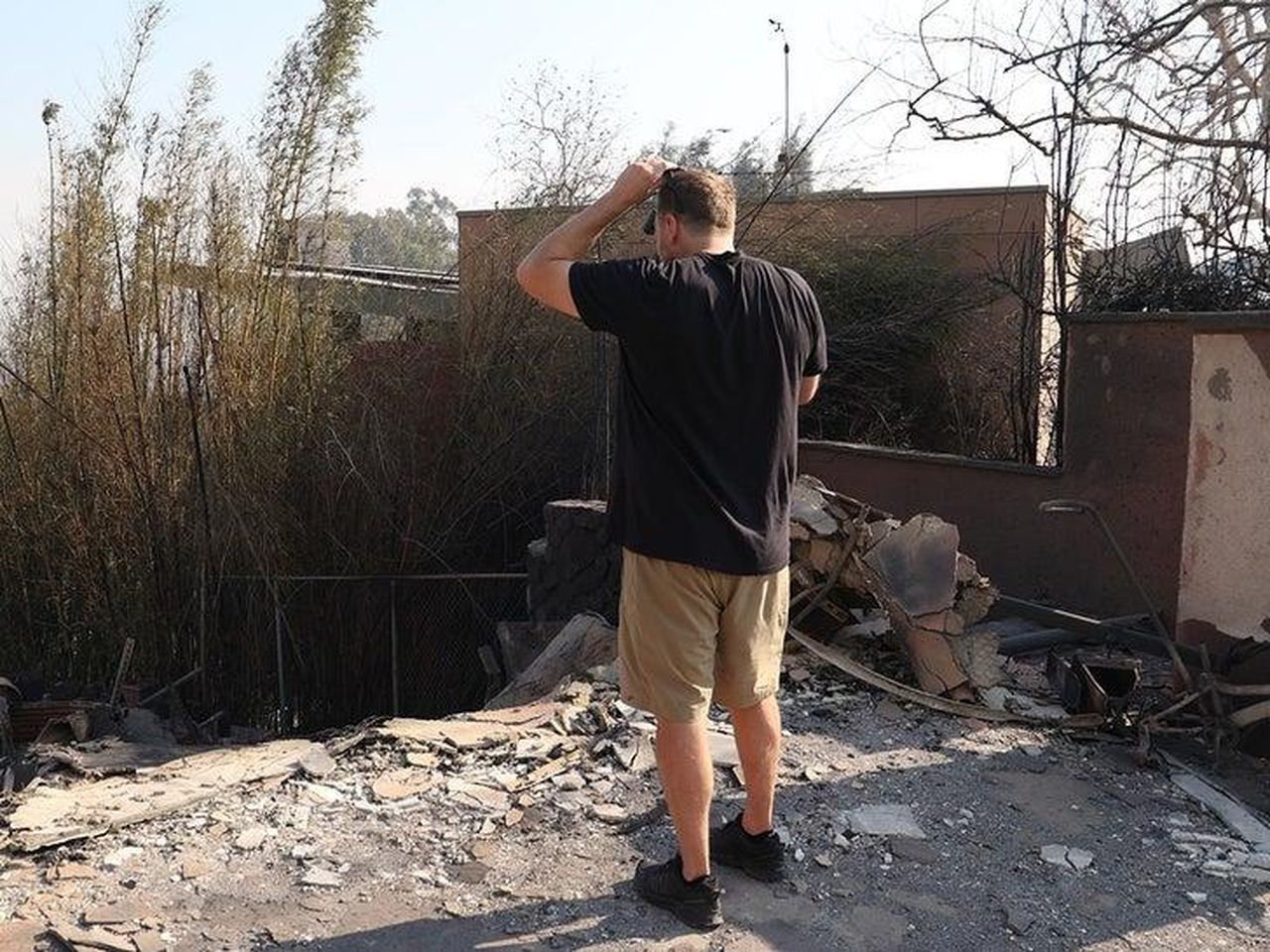 Spencer_alla_ricerca_di_oggetti_preziosi_HPKhNf4TVL - Confidenze24 source:allcelebrities - Spencer alla ricerca di oggetti preziosi - spencer pratt returns to burned down home
