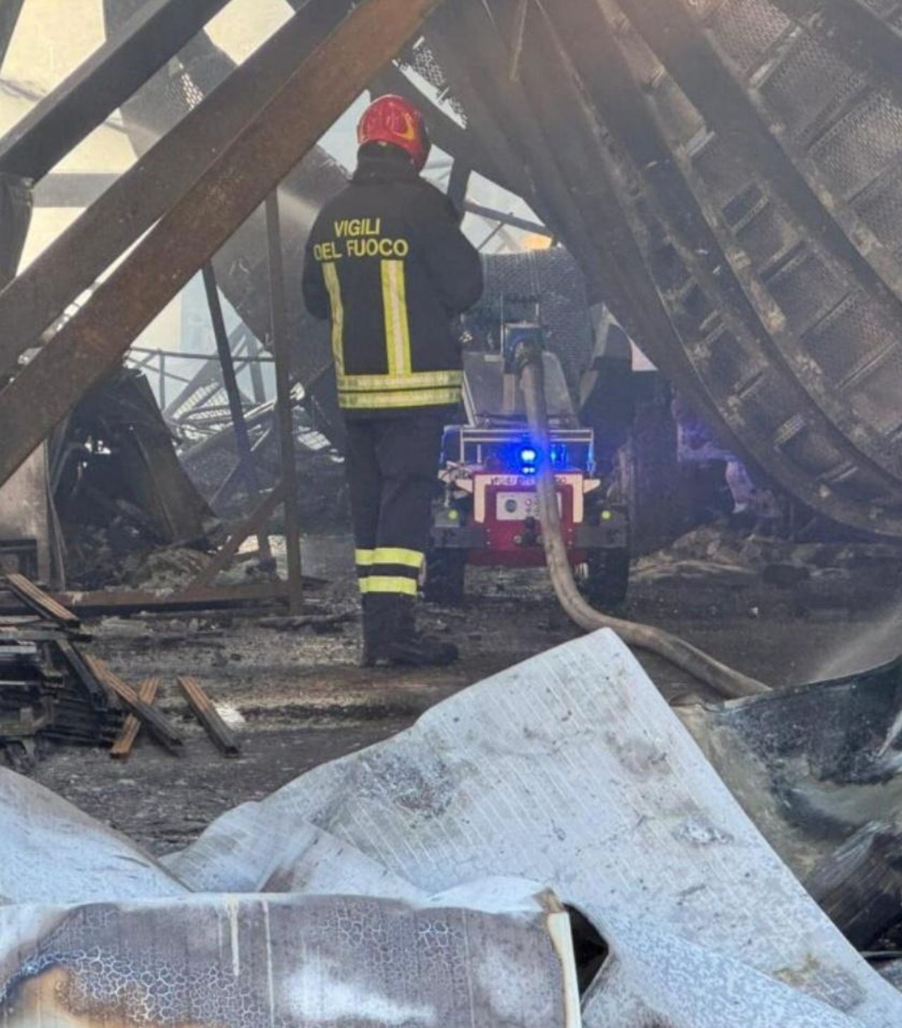 source:tvzap - Sperone, incendio nella notte: in fiamme un capannone - Capannone in fiamme a Sperone