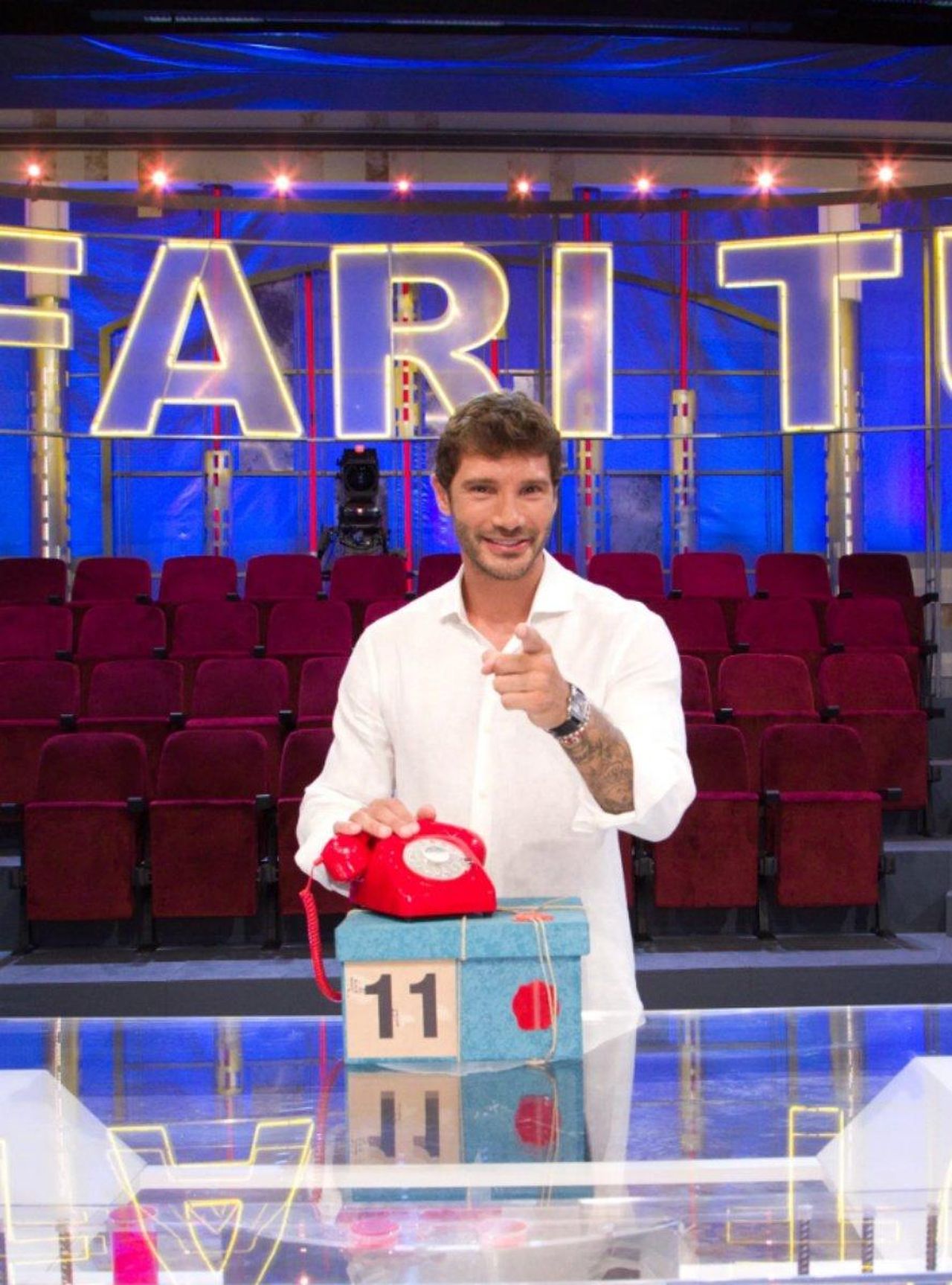 Stefano_De_Martino_torna_a_Mediaset_Lindiscrezione_7HR6LBtp2H - Confidenze24 source:tvzap - Stefano De Martino torna a Mediaset? L’indiscrezione - Stefano De Martino durante Affari Tuoi