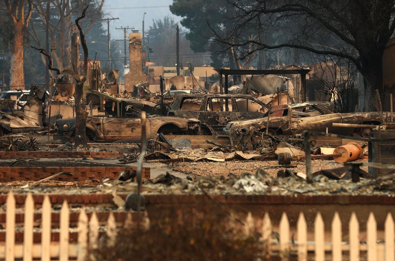 Supporto_per_Famiglie_e_Lavoratori_allAperto_yauwzwgIoU - Confidenze24 source:billboard - Supporto per Famiglie e Lavoratori all'Aperto - Una vista delle case distrutte dal fuoco ad Altadena, California.