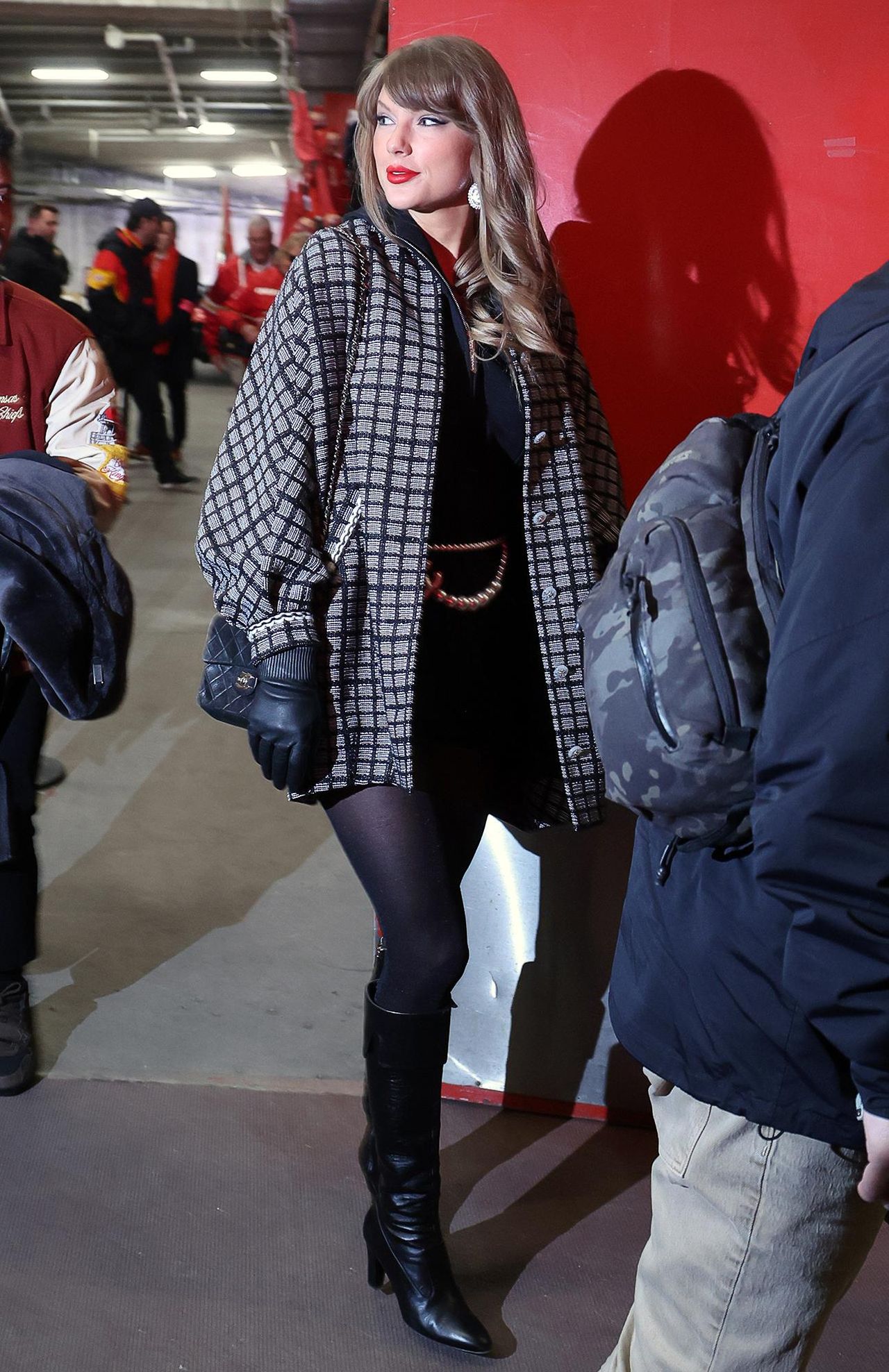 Taylor_Swift_al_Gioco_di_Playoff_PPdlZwA8tX - Confidenze24 source:usmagazine - Taylor Swift al Gioco di Playoff - Taylor Swift