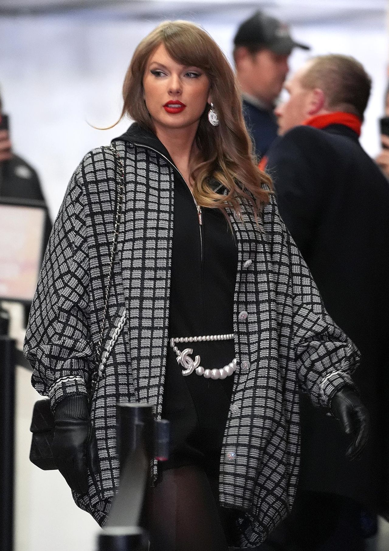 Taylor_Swift_al_Gioco_di_Playoff_luFmvrhw3W - Confidenze24 source:usmagazine - Taylor Swift al Gioco di Playoff - Taylor Swift