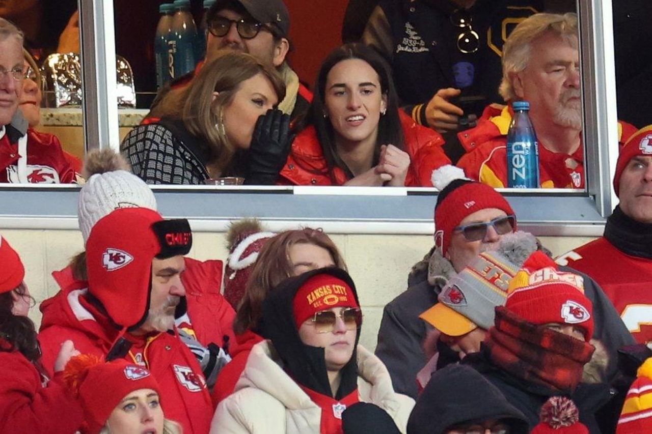 Taylor_Swift_e_Caitlin_Clark_tifano_per_i_Chiefs_LXiqbvlmDz - Confidenze24 source:thehollywoodgossip - Taylor Swift e Caitlin Clark tifano per i Chiefs - Taylor Swift parla con Caitlin Clark durante i playoff NFL.