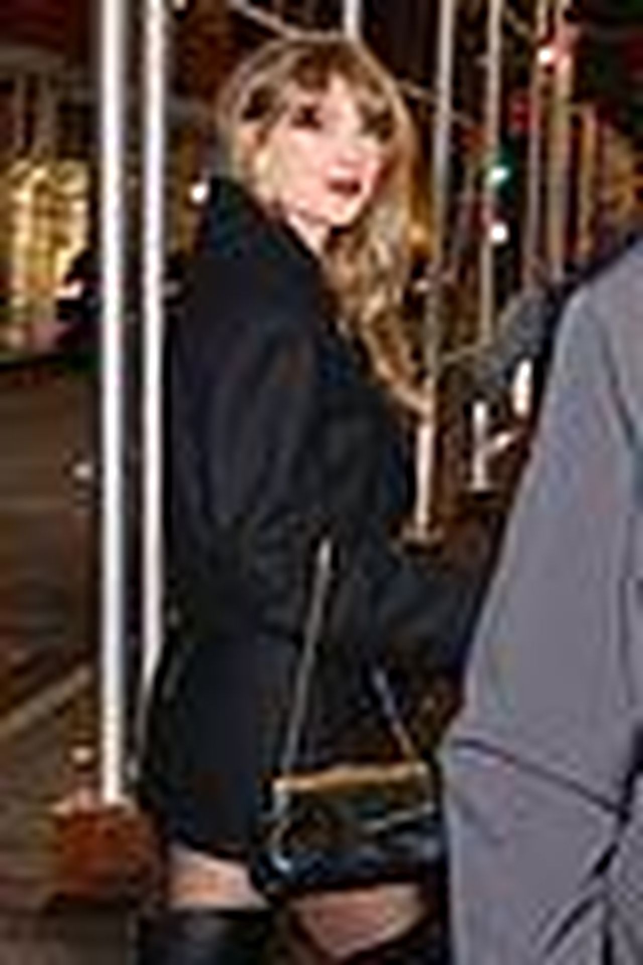 source:justjared - Taylor Swift e la cena a Nobu con i genitori - Taylor Swift a cena con i genitori 03