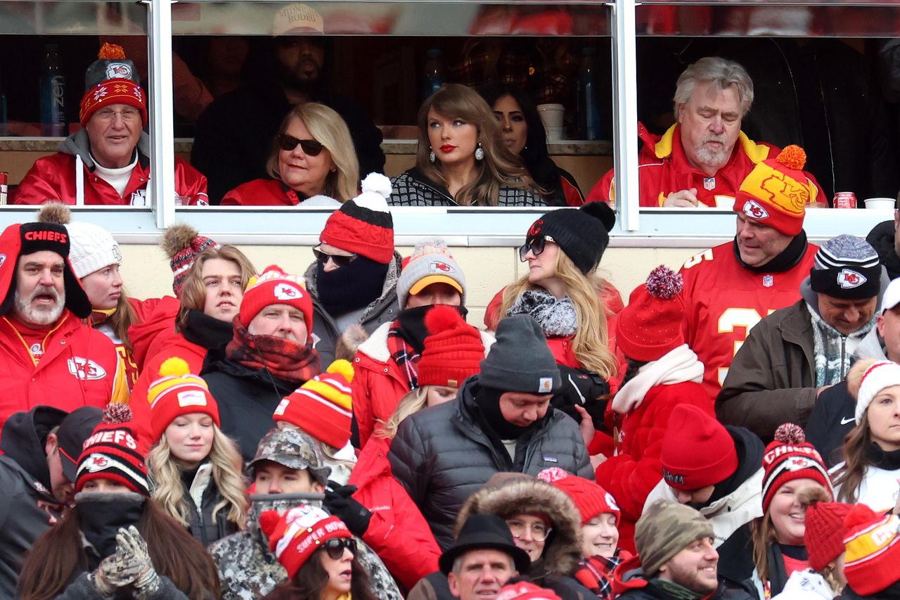 Taylor_Swift_e_la_sua_famiglia_al_gioco_dei_Chiefs_3vmJHETv6q - Confidenze24 source:usmagazine - Taylor Swift e la sua famiglia al gioco dei Chiefs - Taylor Swift guarda la partita dei Chiefs