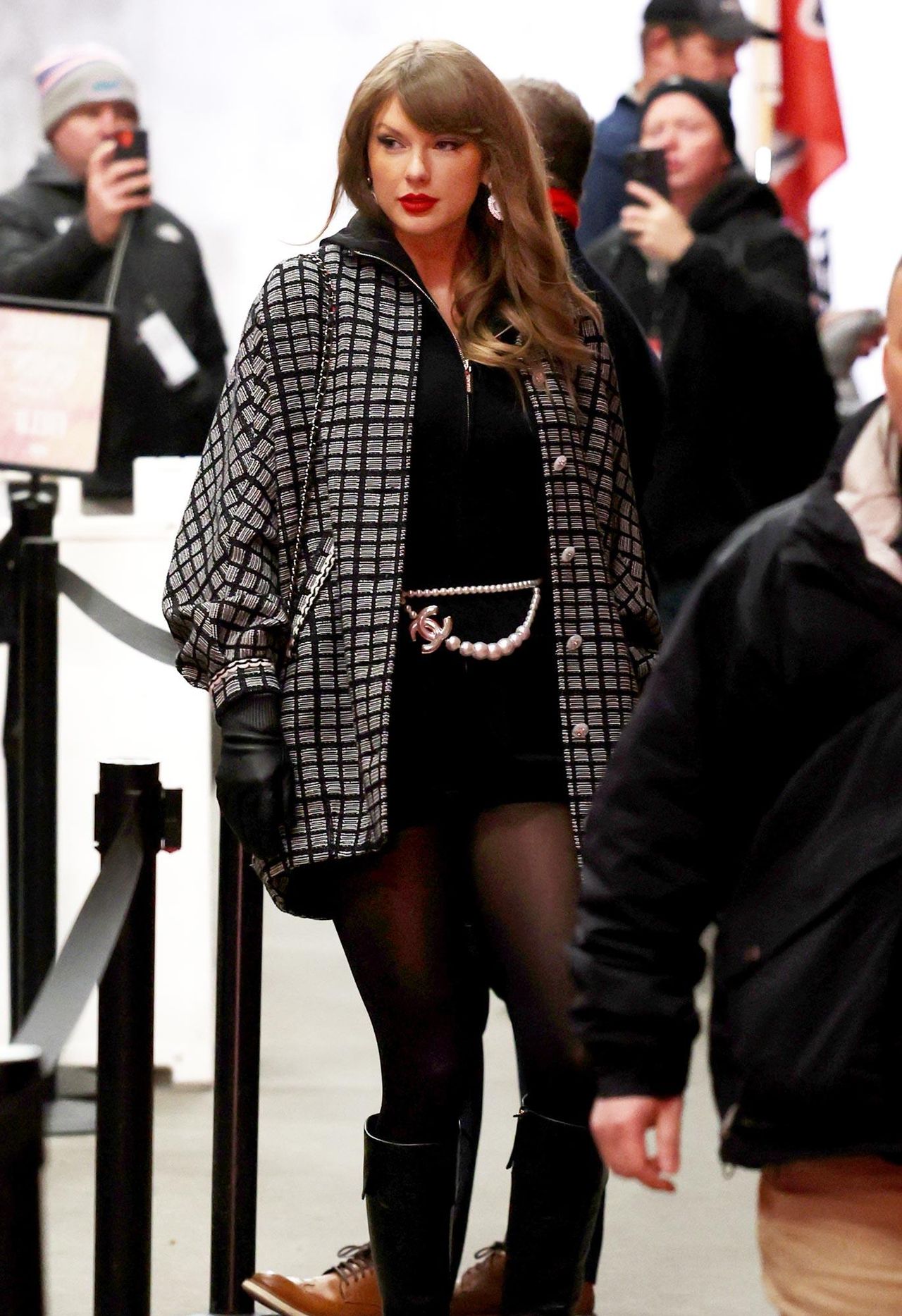 Taylor_Swift_e_la_sua_famiglia_al_gioco_dei_Chiefs_N31wxTN9QT - Confidenze24 source:usmagazine - Taylor Swift e la sua famiglia al gioco dei Chiefs - La famiglia di Taylor Swift in abbigliamento dei Chiefs