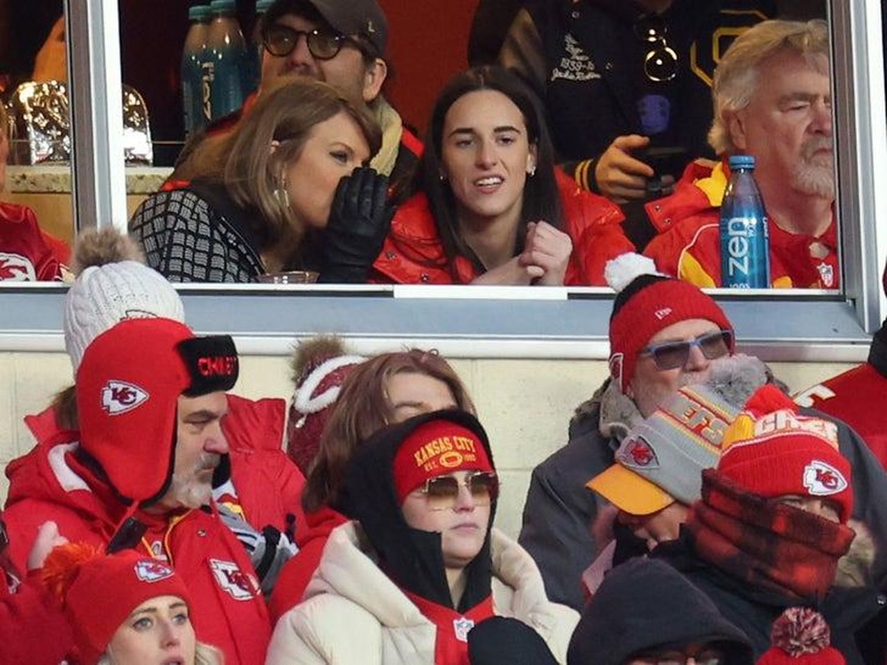 Taylor_e_Travis_un_passo_verso_la_finale_NFL_LcwRquYCLt - Confidenze24 source:allcelebrities - Taylor e Travis: un passo verso la finale NFL - Taylor Swift con i genitori in una giornata fredda