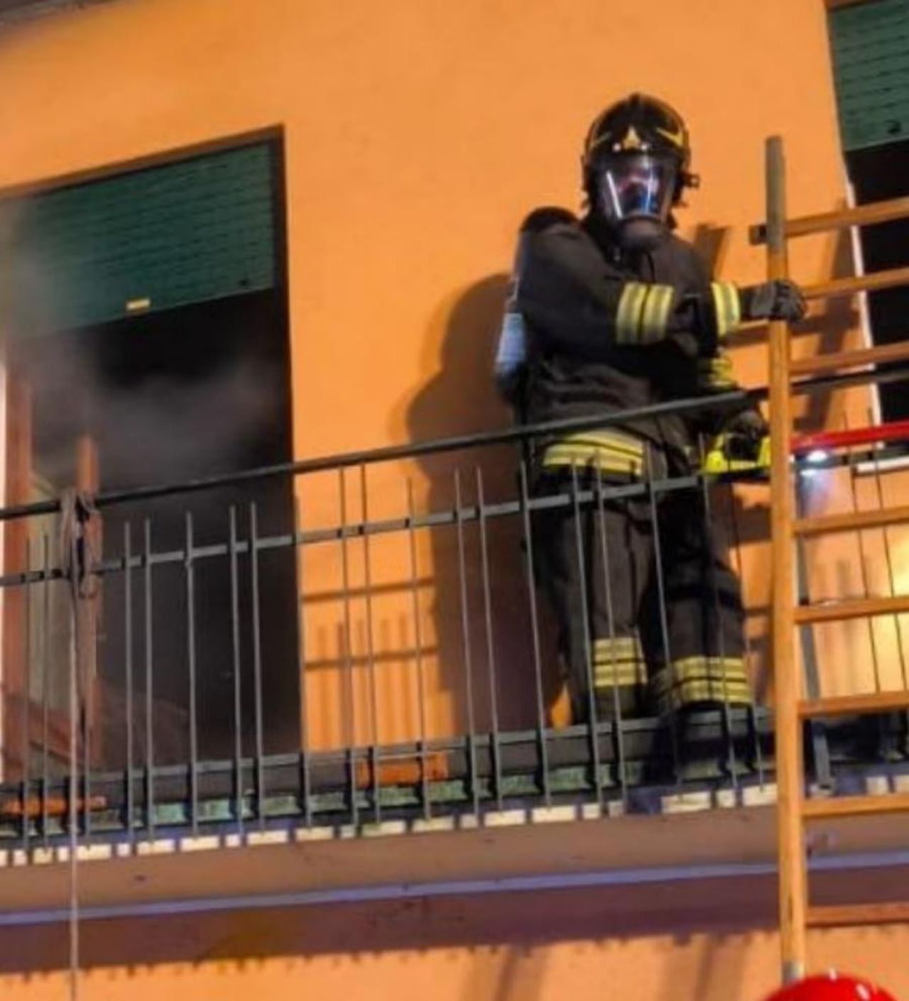 Terribile_esplosione_in_casa_fiamme_altissime_S5MCuoJ4Rg - Confidenze24 source:tvzap - Terribile esplosione in casa: fiamme altissime - Vigili del fuoco intervenuti