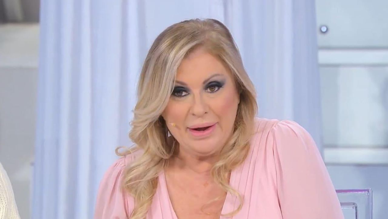 Tina_Cipollari__la_nuova_tronista_ufficiale_del_dating_show_CDJF8VQlZG - Confidenze24 source:lanostratv - Tina Cipollari è la nuova tronista ufficiale del dating show - Tina Cipollari nel ruolo di tronista