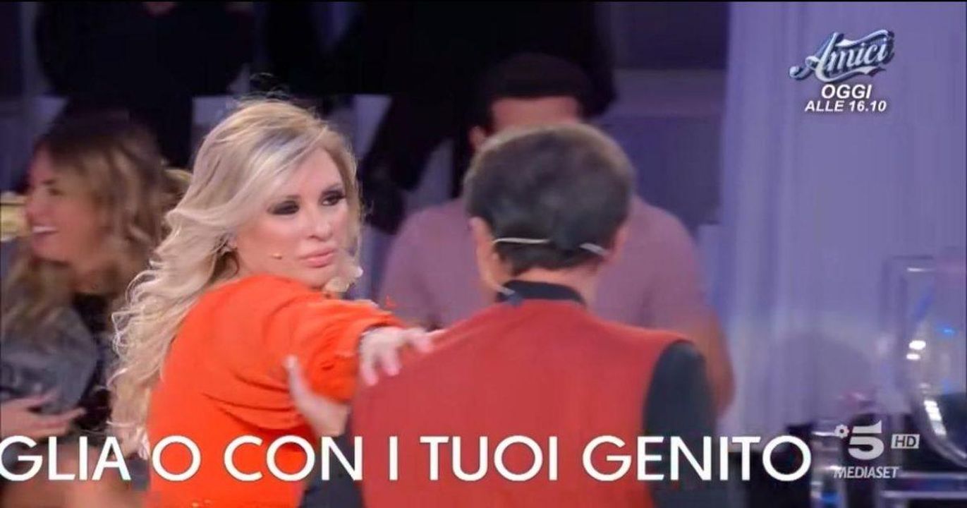 Tina_Cipollari_rifiuta_due_pretendenti_anticipazioni_Uomini_e_donne_EEVdXWQFs4 - Confidenze24 source:Blasting News - Tina Cipollari rifiuta due pretendenti: anticipazioni Uomini e donne - Tina Cipollari in un momento del programma