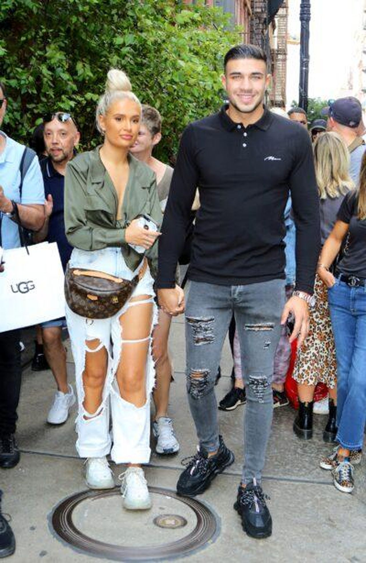Tommy_Fury_spiega_il_vero_motivo_della_rottura_con_MollyMae_d1RL5fryUr - Confidenze24 source:entertainmentdaily - Tommy Fury spiega il vero motivo della rottura con Molly-Mae - Molly-Mae Hague e Tommy Fury per strada