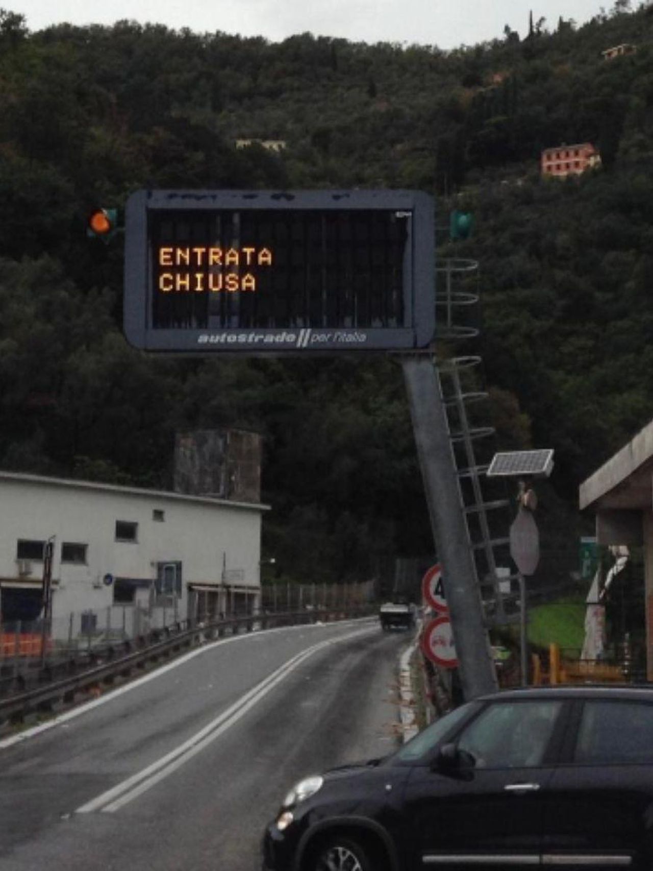 Tragedia_al_casello_in_autostrada_gIqXuHnnTU - Confidenze24 Tragedia al casello in autostrada -