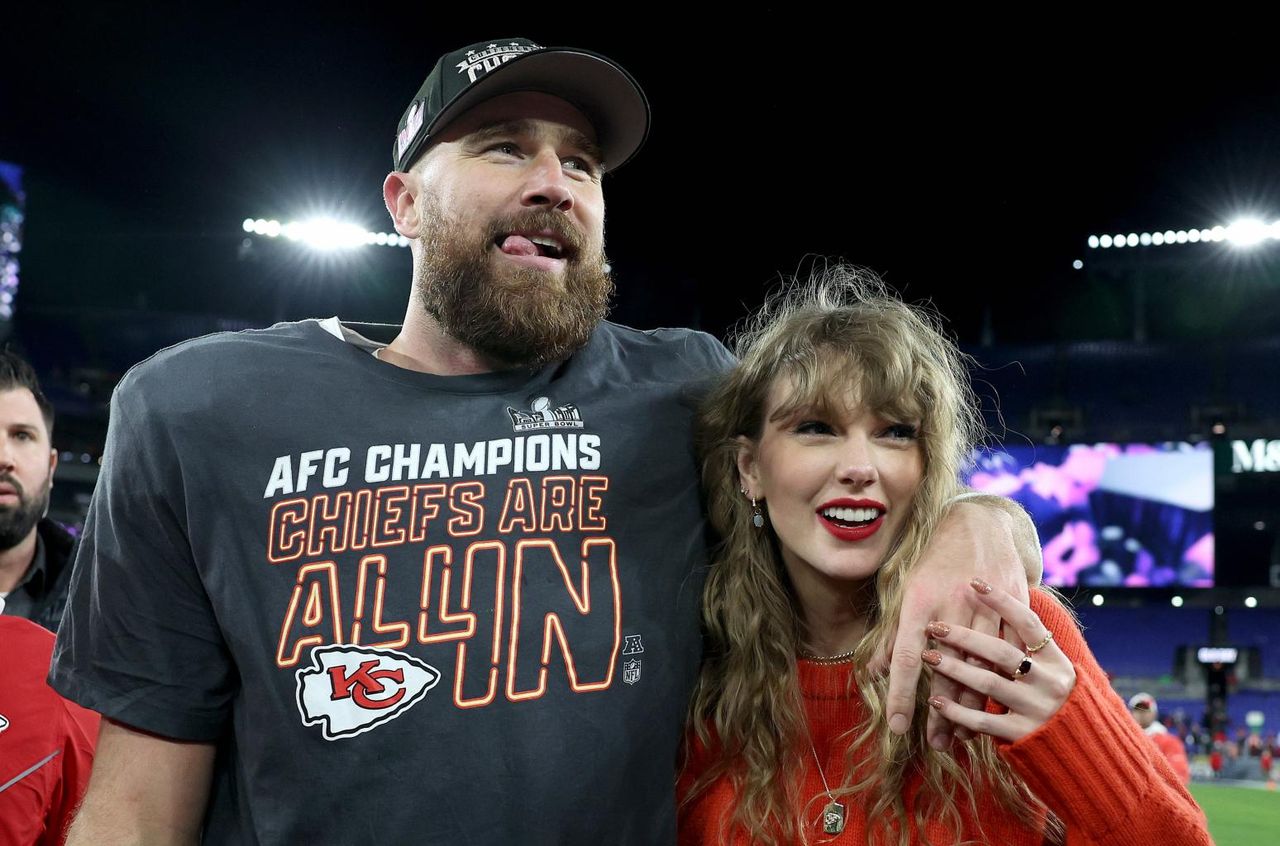 Travis_Kelce_e_la_sua_corsa_al_Super_Bowl_JDCDvsiRxf - Confidenze24 source:billboard - Travis Kelce e la sua corsa al Super Bowl - Travis Kelce e Taylor Swift dopo la vittoria