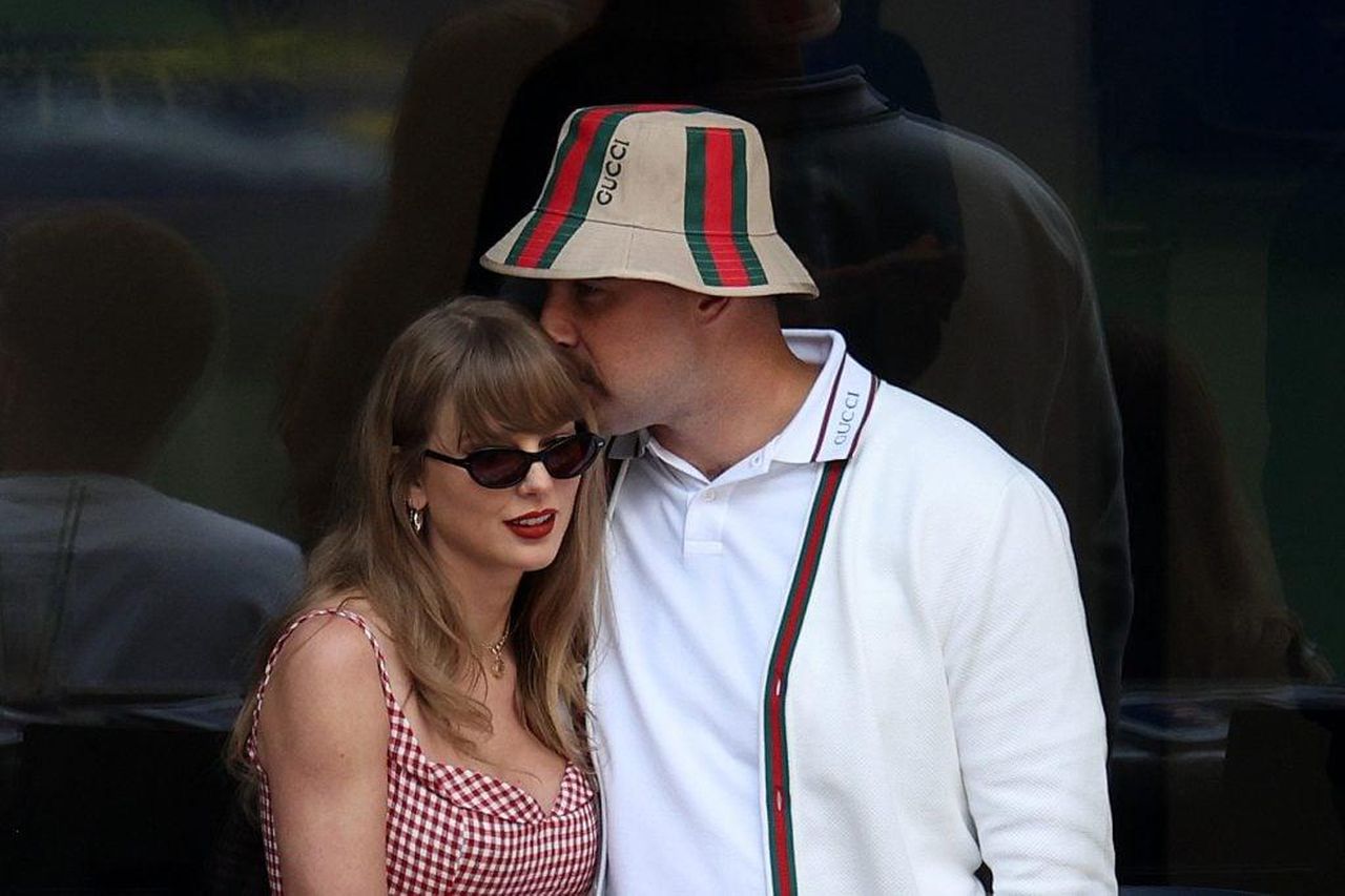 Travis_Kelce_ha_opinioni_sul_matrimonio_ma_Taylor_condivide_Ht5DI9wfbn - Confidenze24 source:thehollywoodgossip - Travis Kelce ha opinioni sul matrimonio (ma Taylor condivide?) - Taylor Swift e Travis Kelce il 8 settembre 2024.