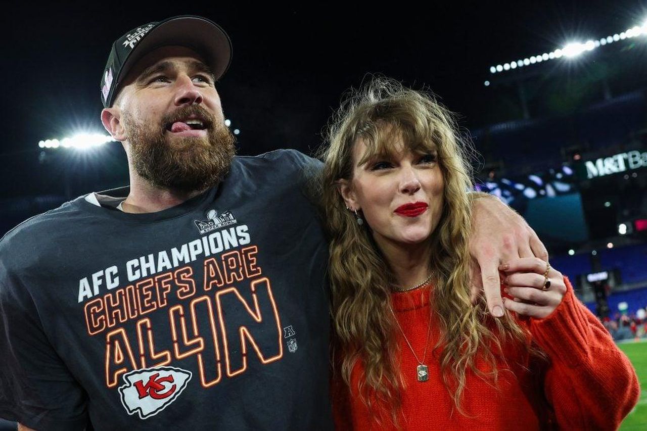 Travis_Kelce_segna_un_touchdown_decisivo_per_i_Chiefs_CKO0ncD2ms - Confidenze24 source:thehollywoodgossip - Travis Kelce segna un touchdown decisivo per i Chiefs - Travis Kelce celebra con Taylor Swift dopo una vittoria.