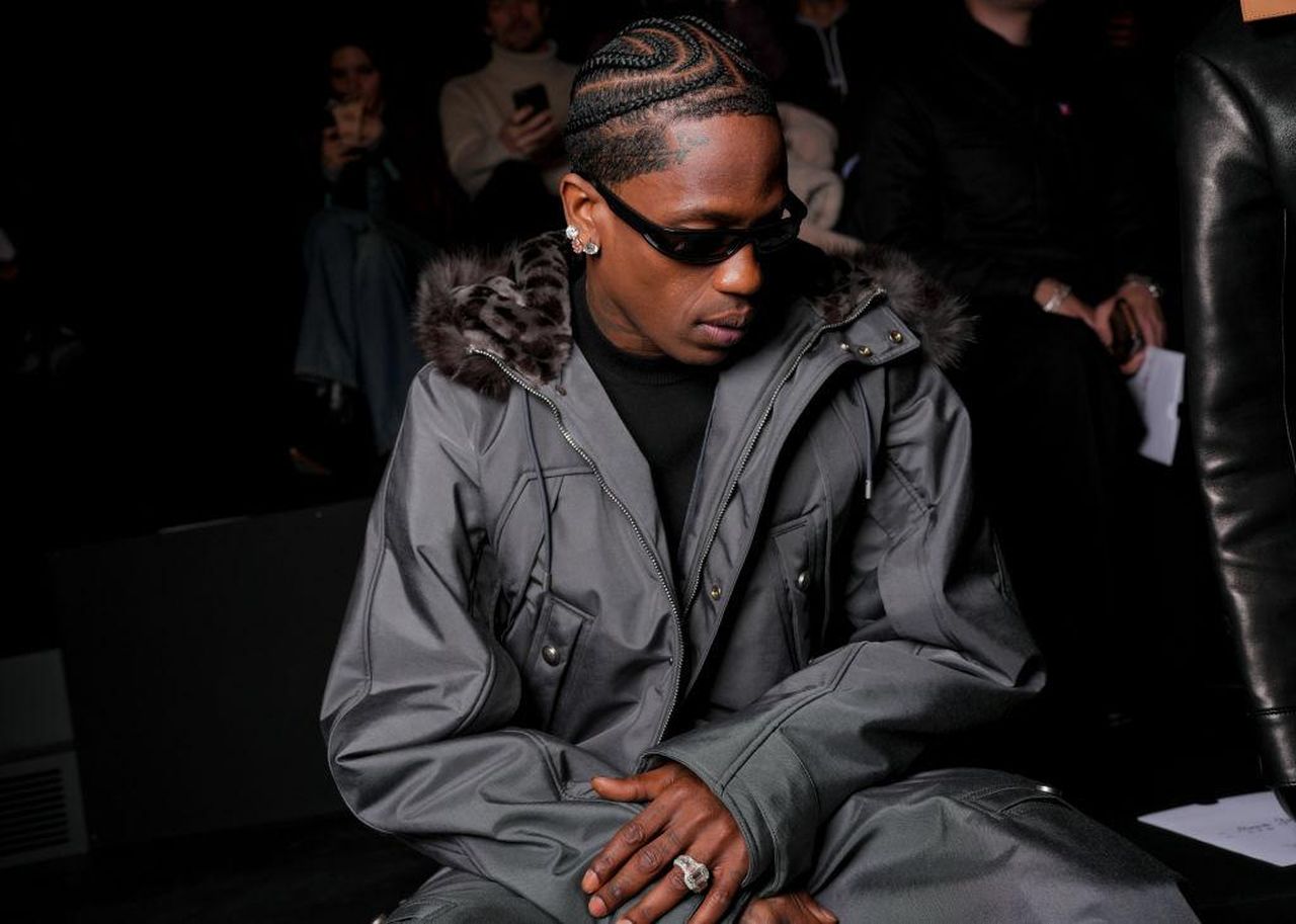 Travis_Scott_e_il_suo_nuovo_brano_LQQwiv7Dvg - Confidenze24 source:bossip - Travis Scott e il suo nuovo brano - Travis Scott - Louis Vuitton - Front Row - Paris Fashion Week - Menswear Fall 2025