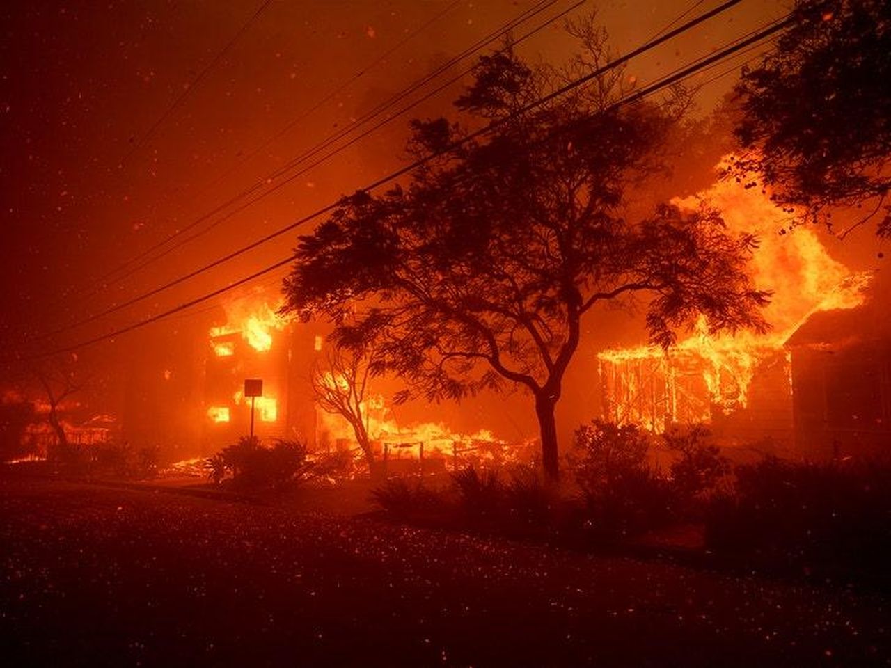 Tributo_ai_primi_soccorritori_yNp5CA0Ks9 - Confidenze24 source:allcelebrities - Tributo ai primi soccorritori - Pacific Palisades Fire In Malibu
