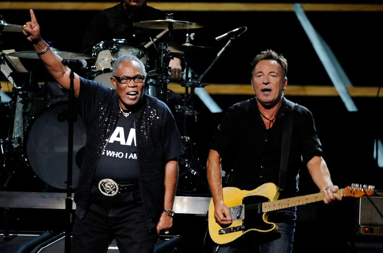 Tributo_di_Bruce_Springsteen_a_Sam_Moore_JUcswmHXsW - Confidenze24 source:billboard - Tributo di Bruce Springsteen a Sam Moore - Sam Moore e Bruce Springsteen si esibiscono insieme