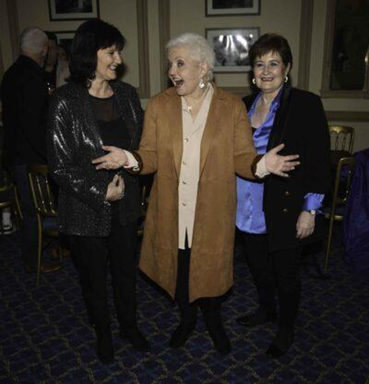 Tributo_di_Linda_ai_genitori_scomparsi_eyT1jBf33D - Confidenze24 source:entertainmentdaily - Tributo di Linda ai genitori scomparsi - Le sorelle Nolan