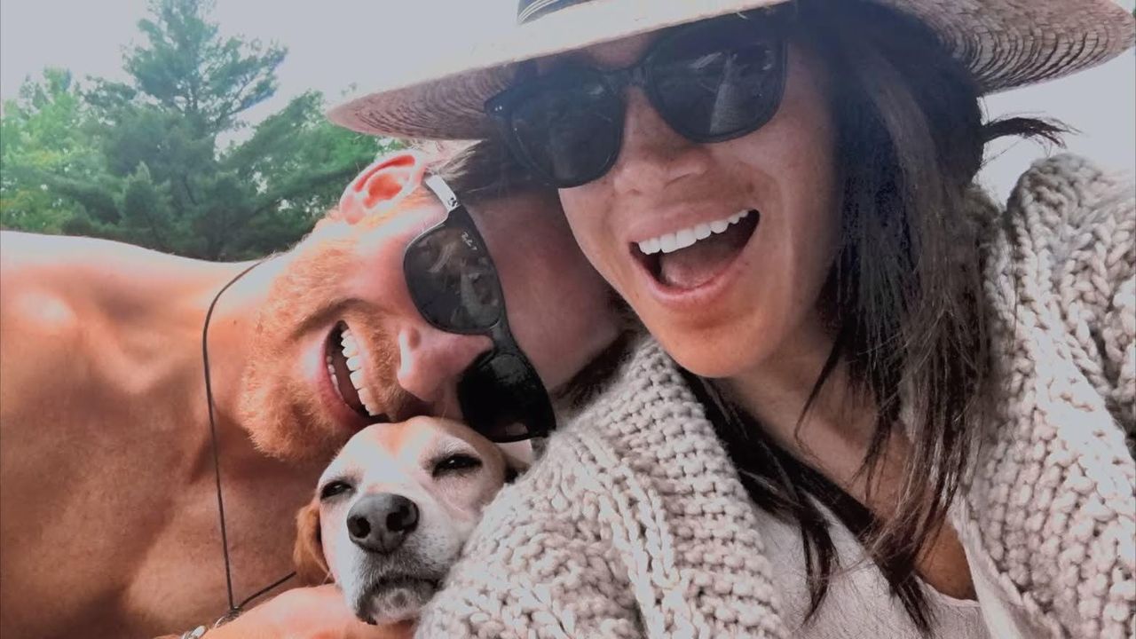 Tributo_emotivo_di_Meghan_per_Guy_AhRSuhabat - Confidenze24 source:celebitchy - Tributo emotivo di Meghan per Guy - Meghan Markle con il suo beagle Guy