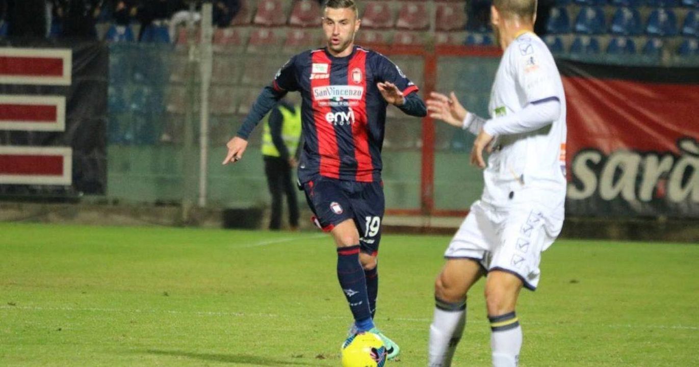 Tribuzzi_idea_concreta_per_il_Modena_rTHZ2KemAV - Confidenze24 Tribuzzi idea concreta per il Modena - Alessio Tribuzzi con la maglia del Crotone