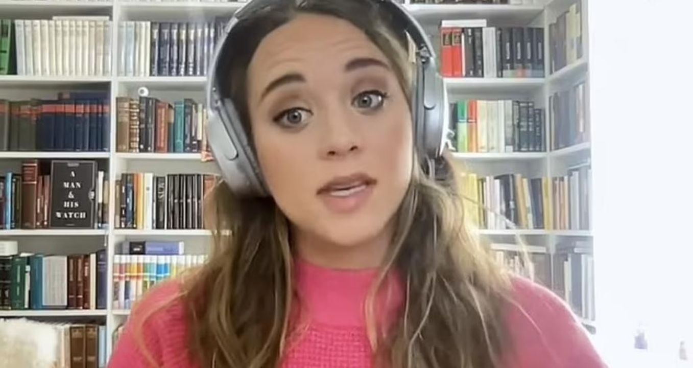 Tutti_sono_critici_Jinger_Duggar_ha_imparato_con_il_suo_primo_libro_53Zjbxtjix - Confidenze24 source:thehollywoodgossip - Tutti sono critici, Jinger Duggar ha imparato con il suo primo libro - Jinger Duggar in cuffie su YouTube.