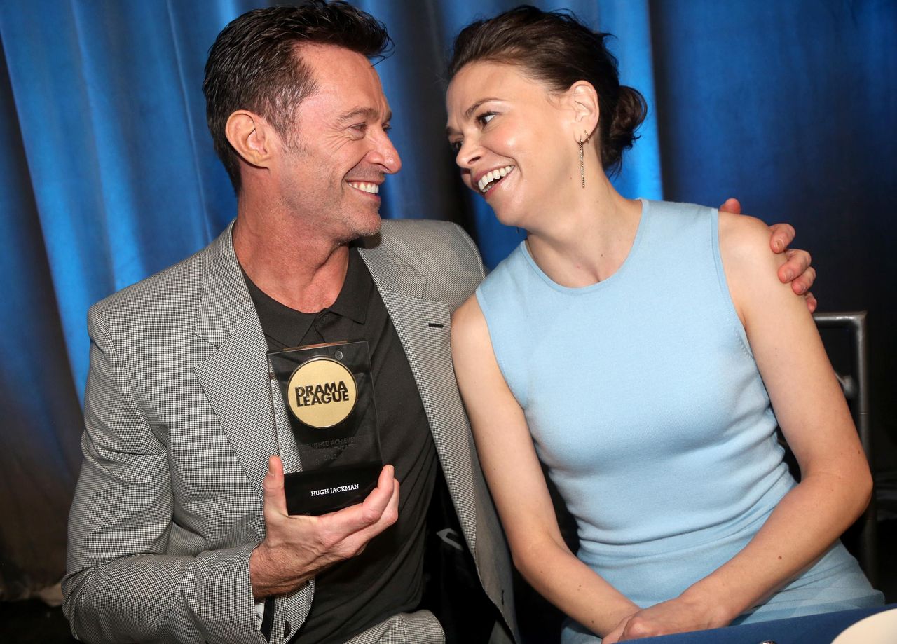 source:closerweekly - Un Bacio Appassionato al Drive-Thru - Hugh Jackman e Sutton Foster si baciano in pubblico