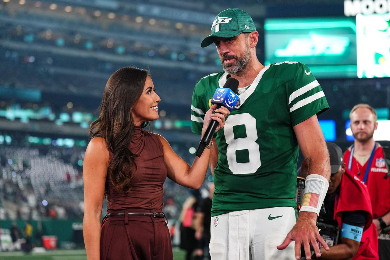 Un_Gruppo_di_Sostenitori_Efv24ZYdxp - Confidenze24 source:usmagazine - Un Gruppo di Sostenitori - Kaylee Hartung intervista il quarterback degli New York Jets Aaron Rodgers