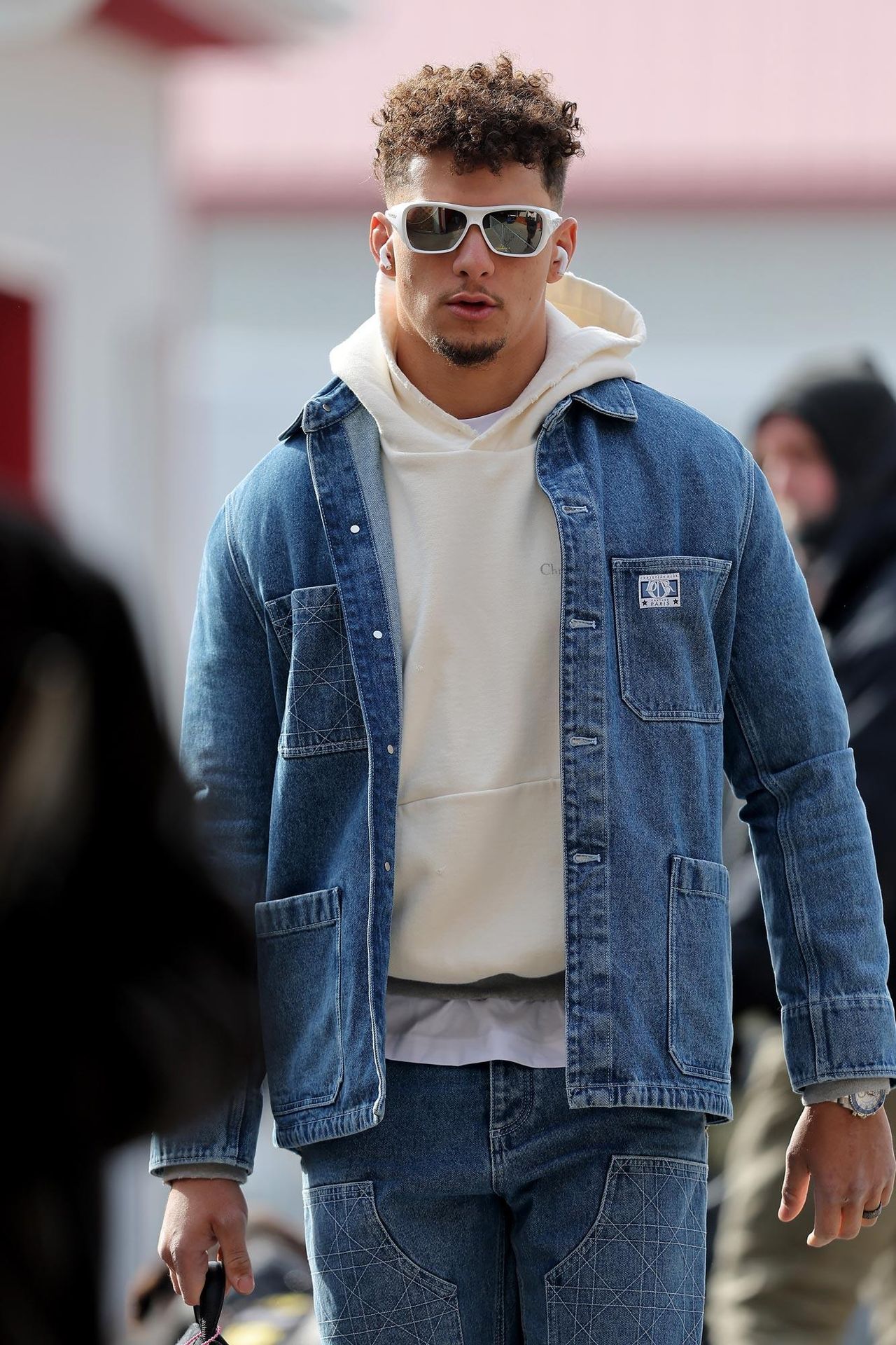 Un_Riconoscimento_Speciale_CnNhMJgp4k - Confidenze24 source:usmagazine - Un Riconoscimento Speciale - I Chiefs Onorano il Nuovo Bebè di Patrick Mahomes Prima dei Playoff