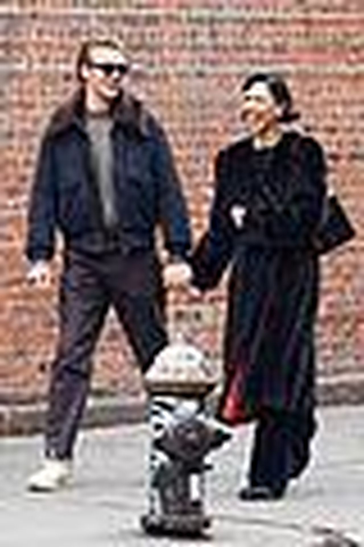 source:justjared - Un amore che brilla a New York - Nara Smith e Lucky Blue Smith si tengono per mano 04