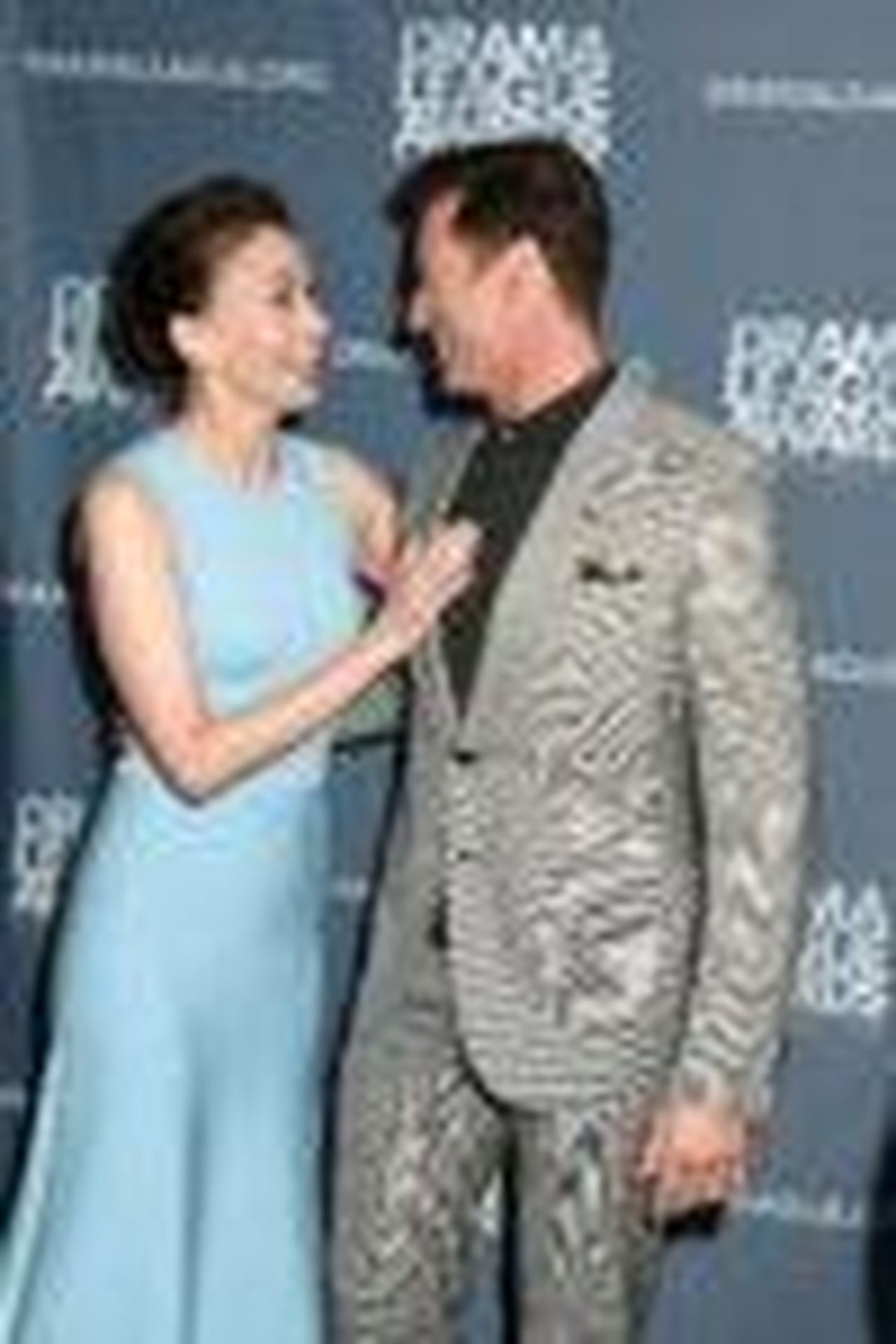 Un_amore_che_sboccia_dopo_anni_di_amicizia_Gh3vnPpefY - Confidenze24 source:celebitchy - Un amore che sboccia dopo anni di amicizia - Hugh Jackman e Sutton Foster durante un'uscita