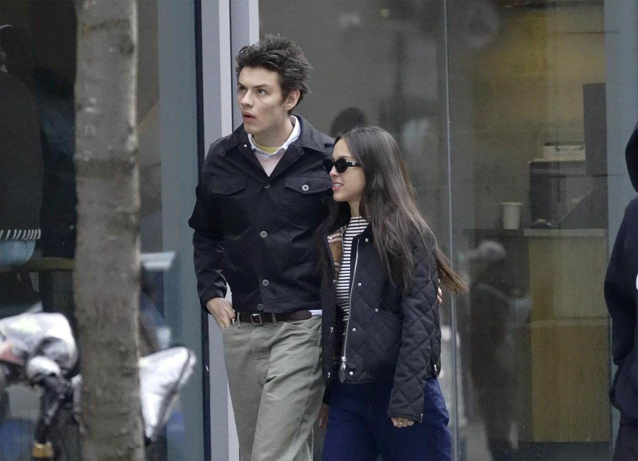 source:usmagazine - Un appuntamento romantico a New York - Olivia Rodrigo si coccola con il fidanzato Louis Partridge durante un appuntamento a New York