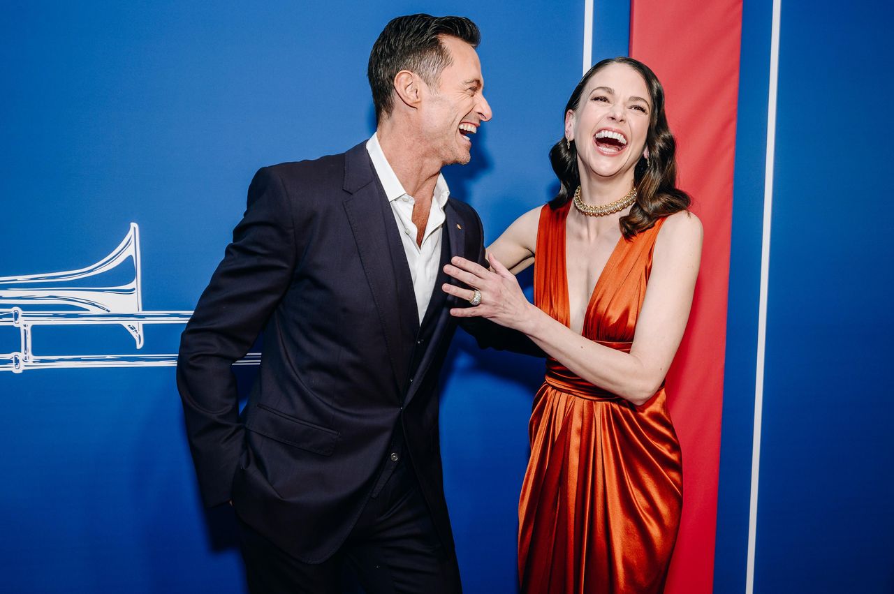 Un_bacio_appassionato_a_Los_Angeles_VEwGjDNLcy - Confidenze24 source:sheknows - Un bacio appassionato a Los Angeles - Hugh Jackman e Sutton Foster.