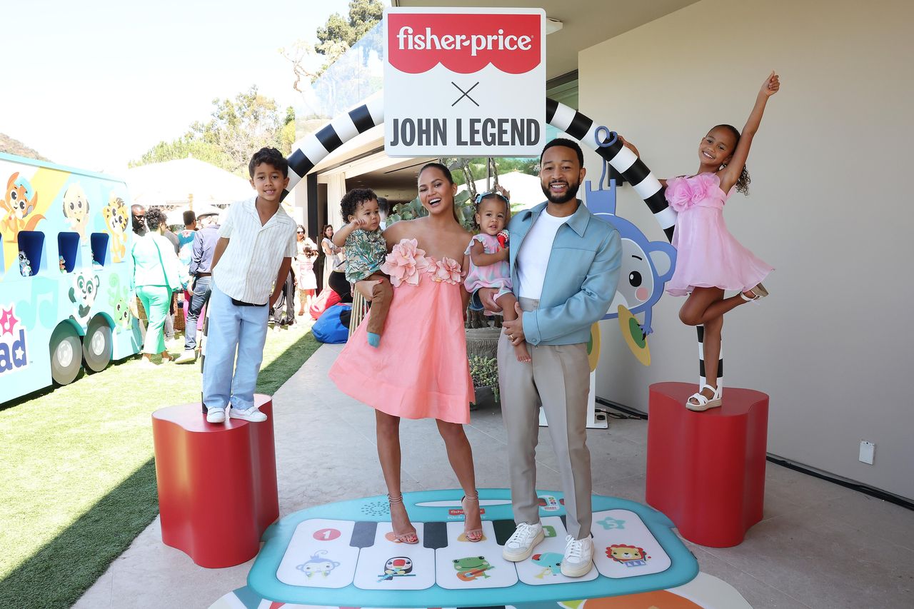 Un_compleanno_inaspettato_gM0Vf5Ljqx - Confidenze24 source:sheknows - Un compleanno inaspettato - John Legend, Chrissy Teigen e famiglia all'evento Fisher-Price