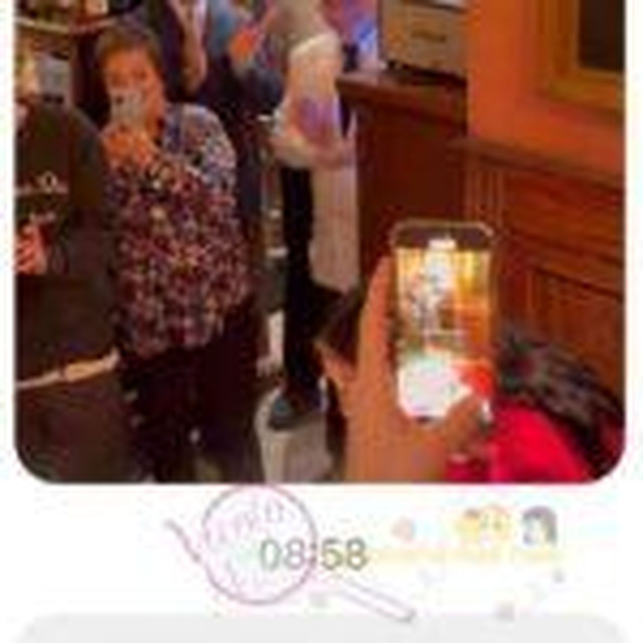 source:il vicolo delle news - Un gesto significativo al compleanno - Giulia e Tony al compleanno