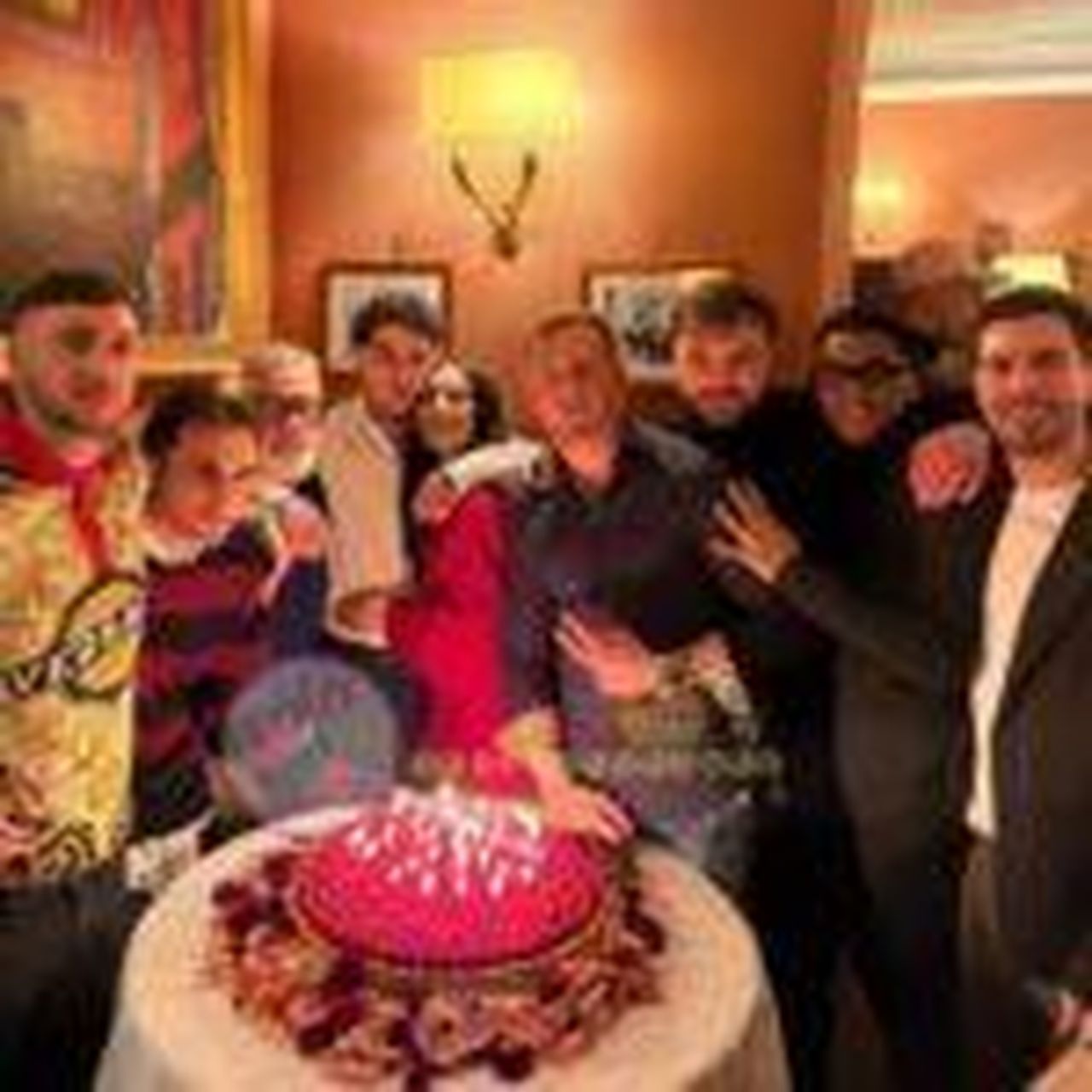 source:il vicolo delle news - Un gesto significativo al compleanno - Giulia e Tony al compleanno